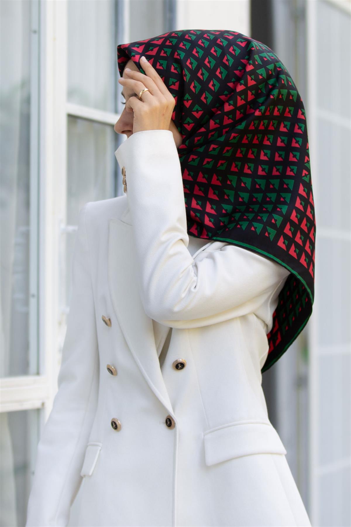 %100 Twill İpek Geometrik Desenli Kırmızı - Zümrüt Yeşili Renkli 90x90 Eşarp Dikim Şekli : El Dikişi