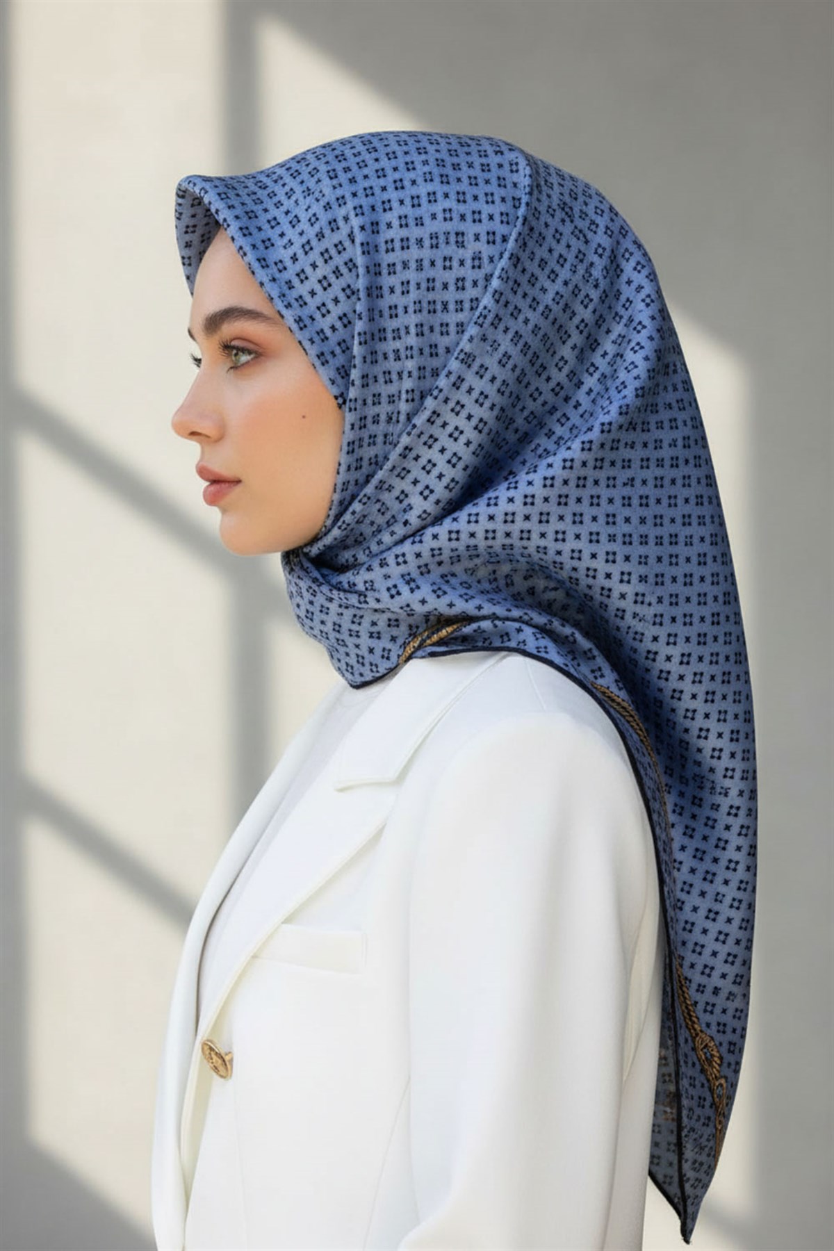 %100 Twill İpek Zincir Desenli Bebe Mavisi - Siyah Renkli 90x90 Eşarp Dikim Şekli : El Dikişi