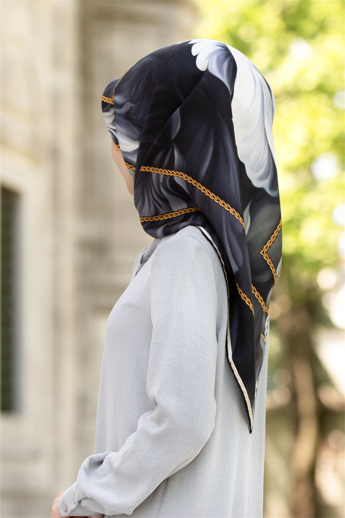 % 57 İPEK % 43 VİSKON Twill İpek Çiçek Geometrik Desenli Gri Renkli 90x90 Eşarp Dikim Şekli : El Dikişi