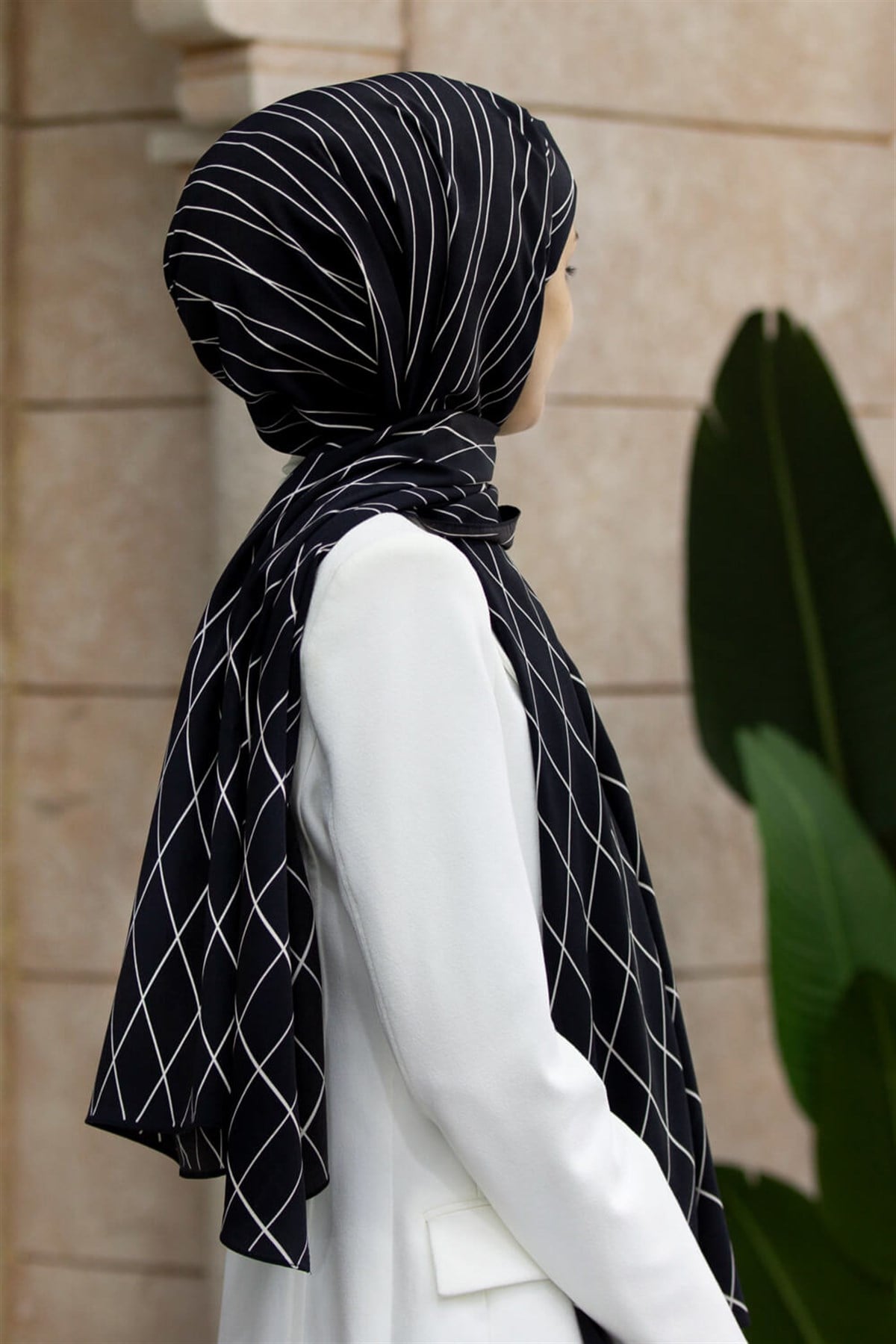KREP GEOMETRİK DESENLİ SİYAH RENKLİ 75X195 KIRIŞMAZ ŞAL