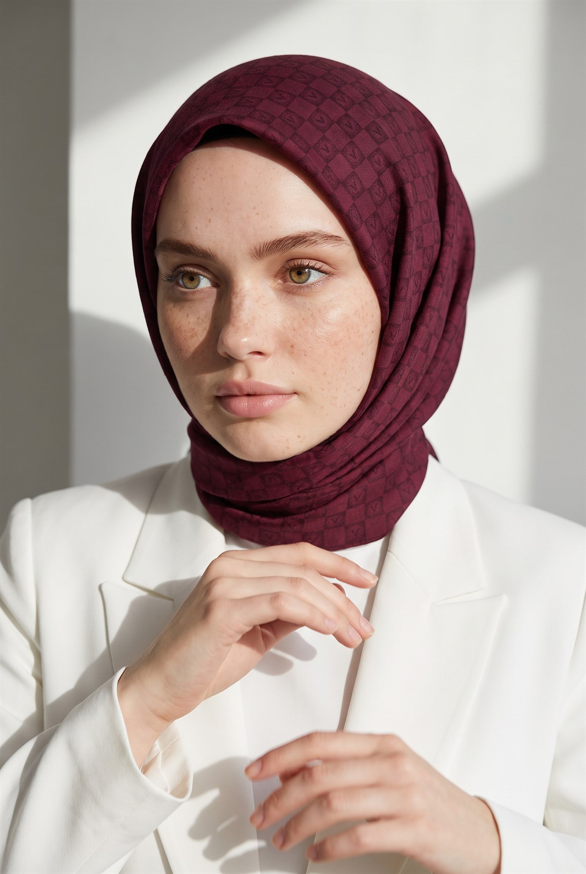 %100 Twill İpek Monogram Desenli Şarabi Renkli 90x90 Eşarp Dikim Şekli : El Dikişi