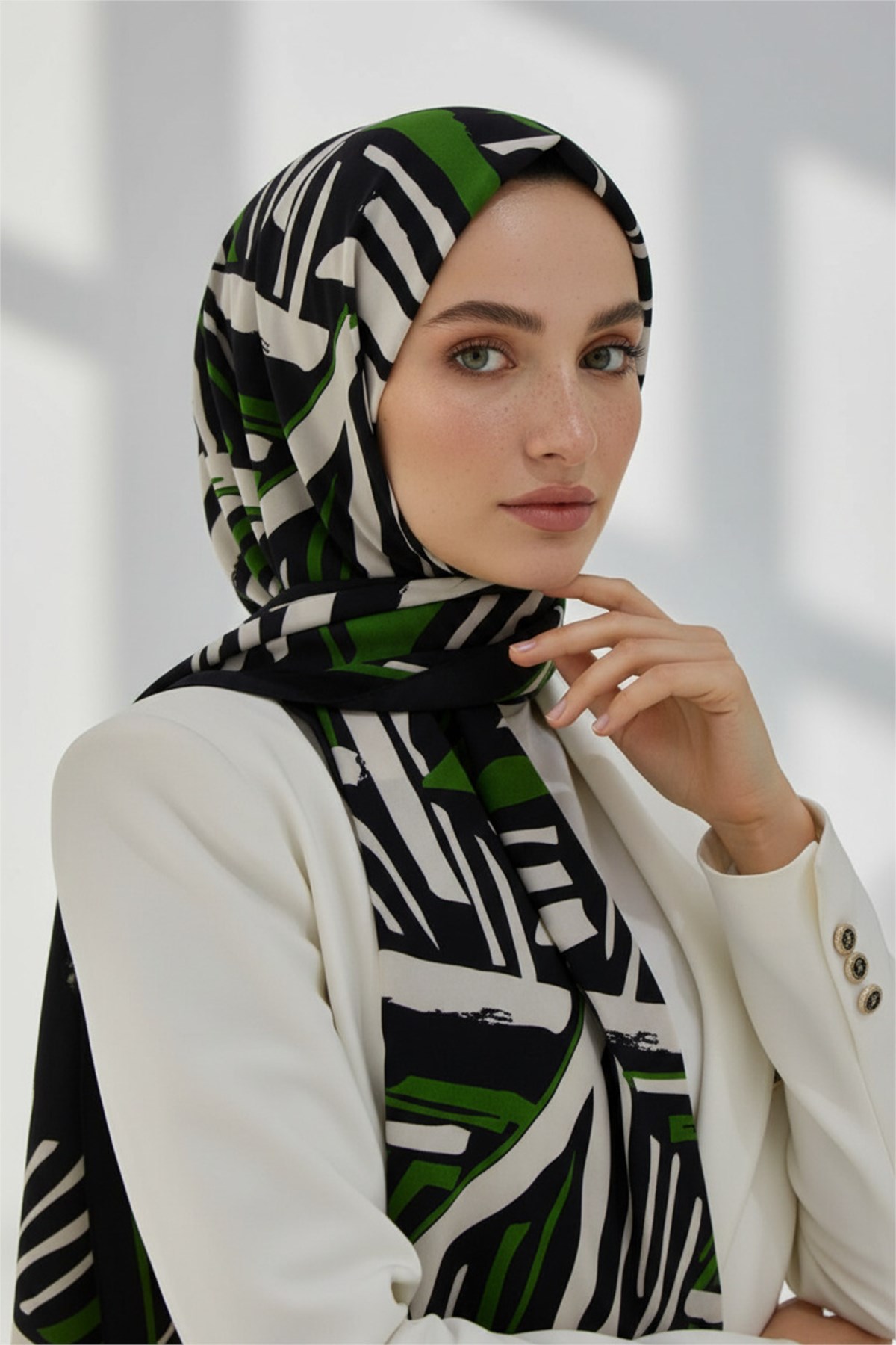 KREP ÇİZGİ DESENLİ ZÜMRÜT YEŞİLİ RENKLİ 75X195 KIRIŞMAZ ŞAL