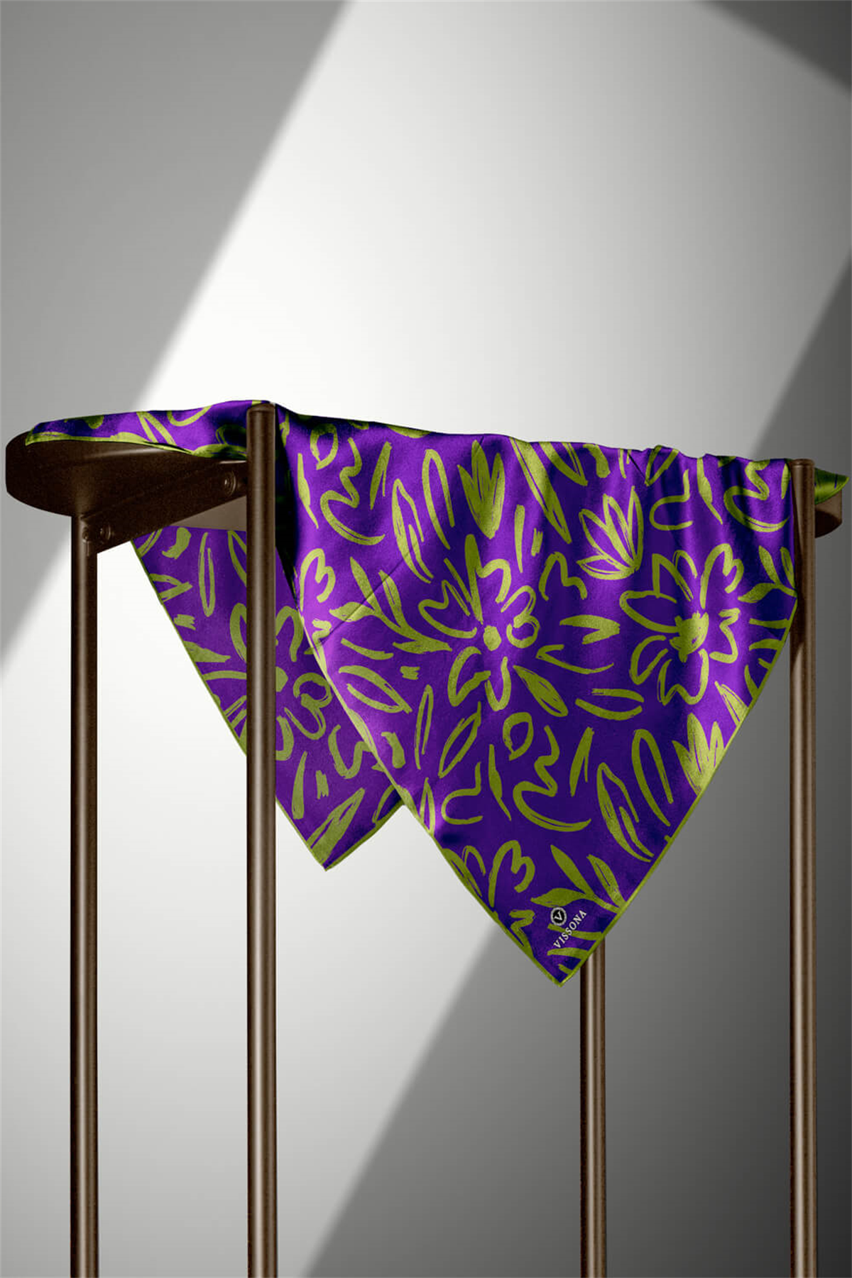 % 57 İPEK % 43 VİSKON Twill İpek Büyük Çiçek Desenli Mor - Haki Renkli 90x90 Eşarp Dikim Şekli : El Dikişi