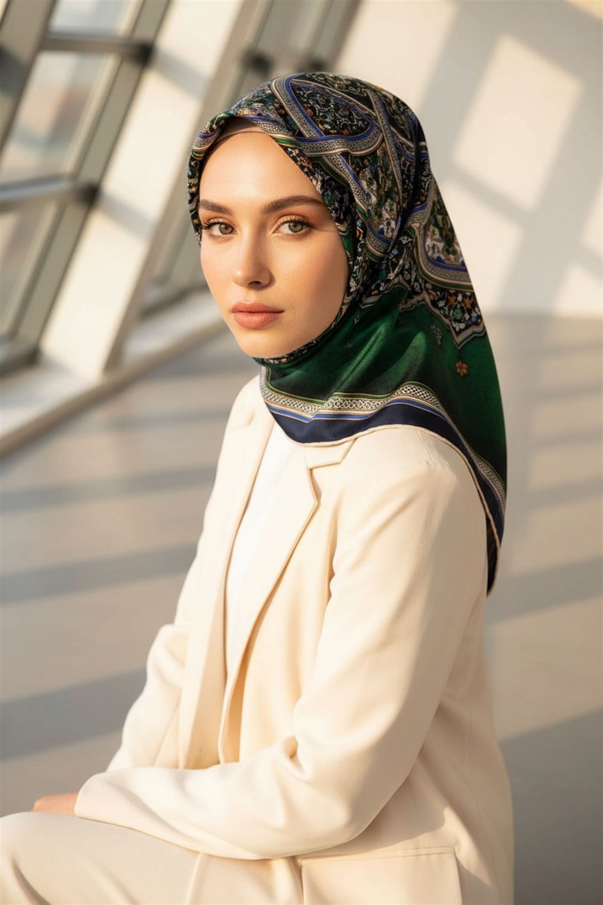 %100 Twill İpek Şal Desenli Zümrüt Yeşili - İndigo Renkli 90x90 Eşarp Dikim Şekli : El Dikişi