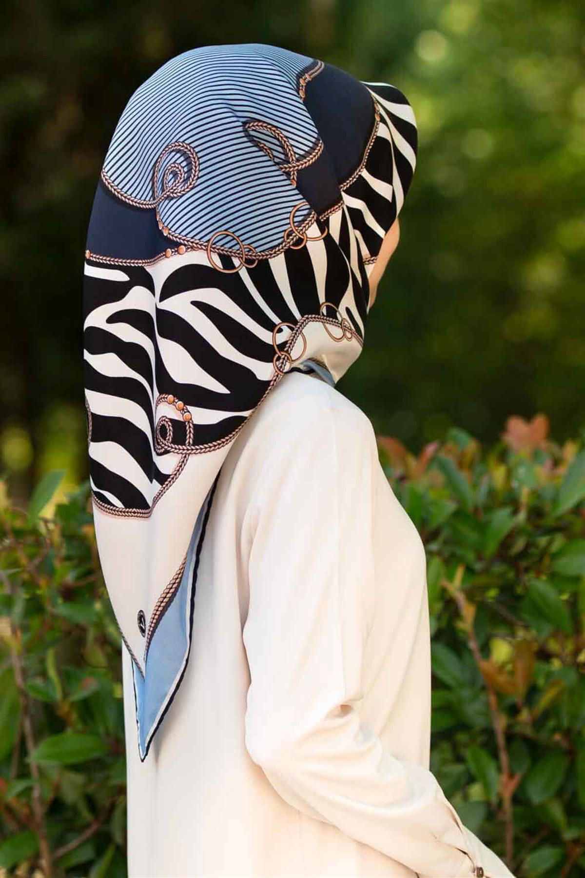 %100 Twill İpek Zincirli Ve Zebra Desenli Bebe Mavisi - Lacivert Renkli 90x90 Eşarp Dikim Şekli : El Dikişi