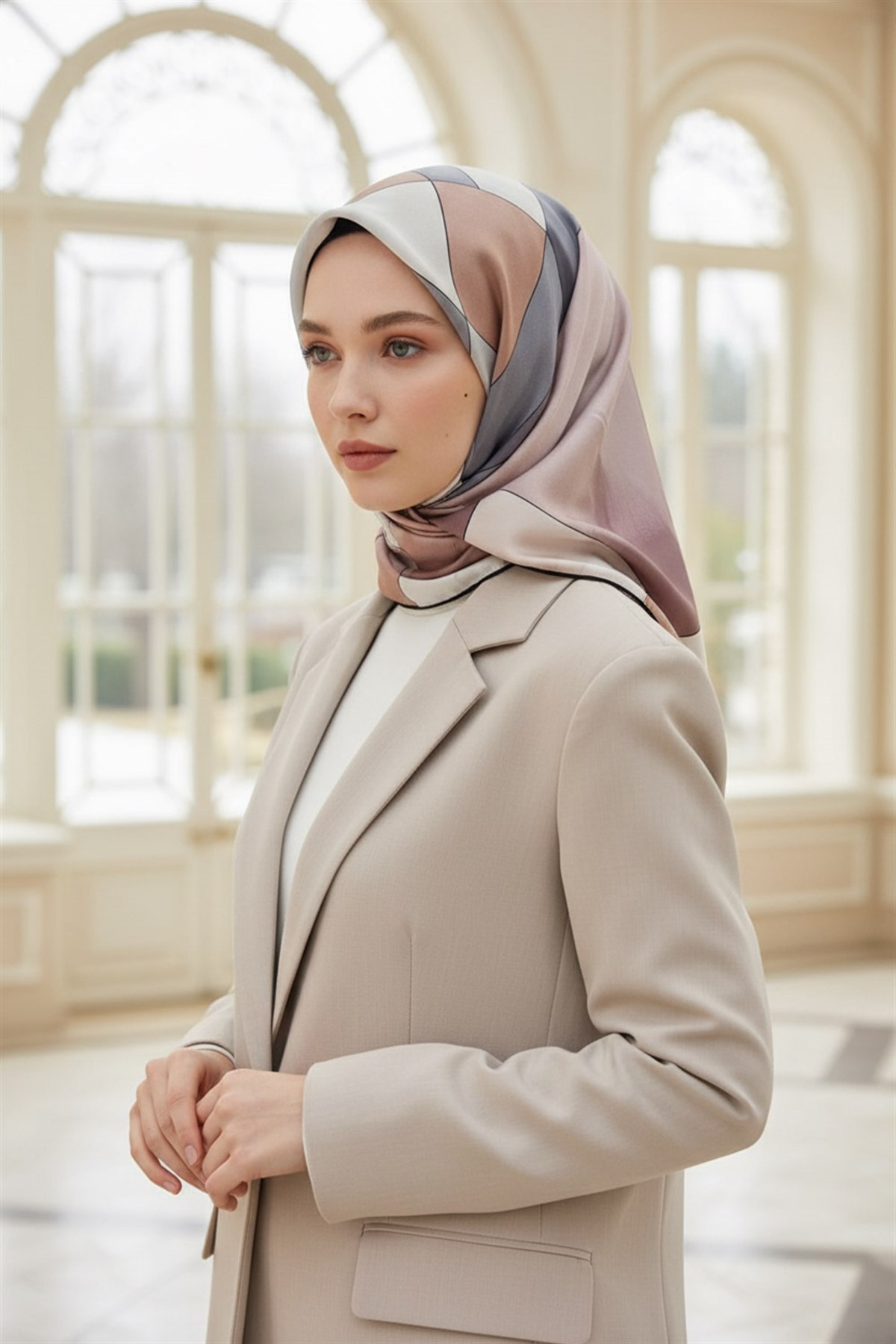 %100 Twill İpek Geometrik Desenli Pudra - Gri Renkli 90x90 Eşarp Dikim Şekli : El Dikişi