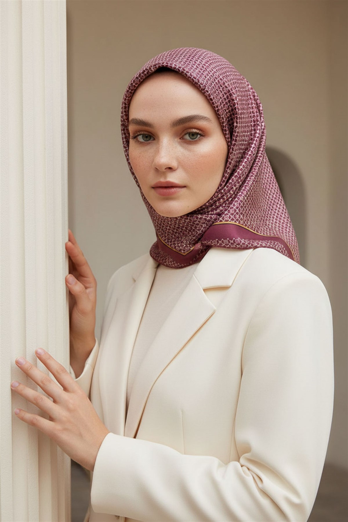 %100 Twill İpek Minik Motif Desenli Gül Kurusu - Krem Renkli 90x90 Eşarp Dikim Şekli : El Dikişi