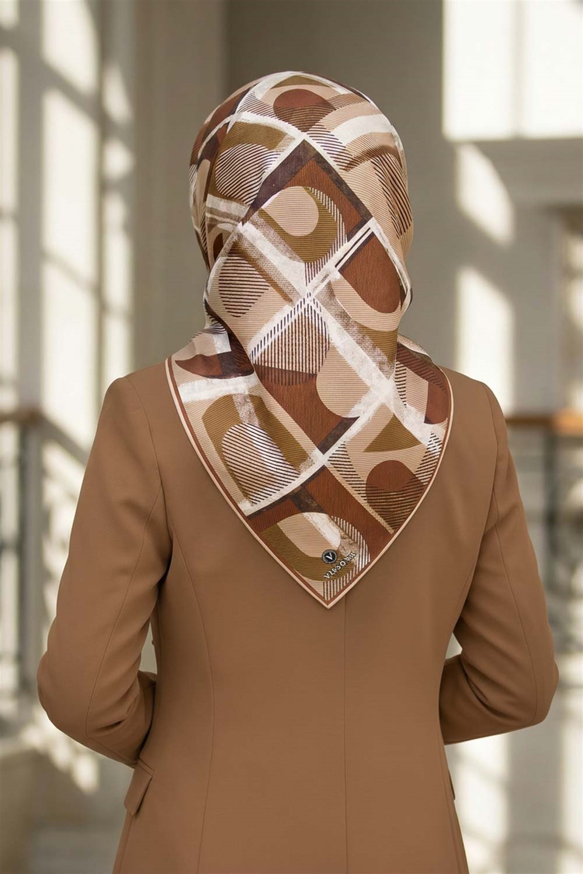 %100 Twill İpek Geometri Desenli Krem - Kahve Renkli 90x90 Eşarp Kenar Dikiş Şekli El Dikişli