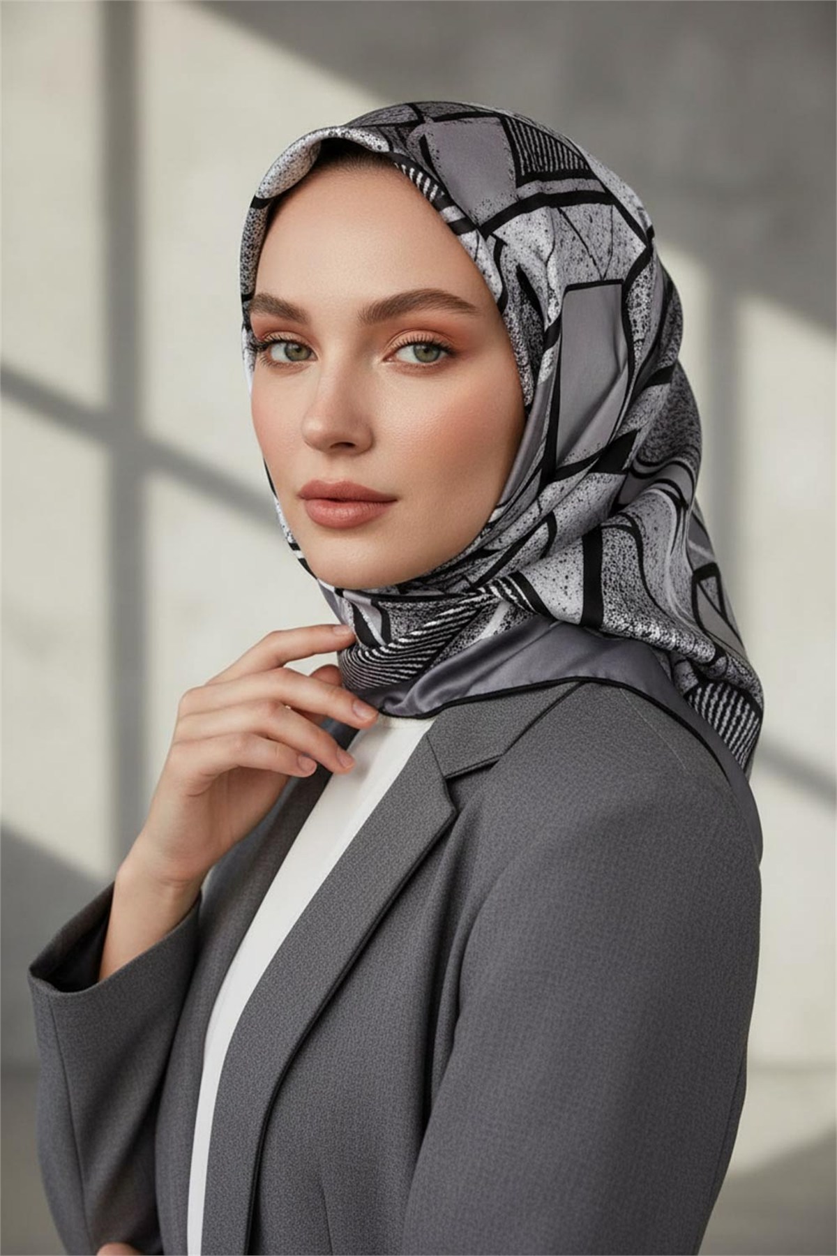 Kristal Geometrik Desenli Gri Renkli 90x90 Eşarp (İpek İçermez) Kenar Dikiş Şekli El Dikişli