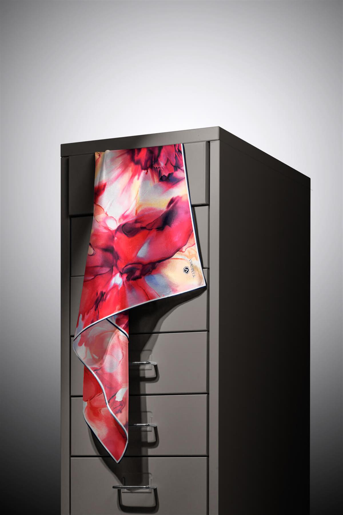 %100 Twill İpek Batik Çiçek Desenli Kırmızı - Lacivert Renkli 90x90 Eşarp Kenar Dikiş Şekli El Dikişli