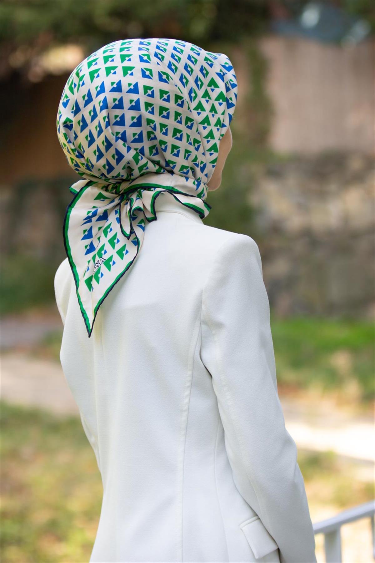 %100 Twill İpek Geometrik Desenli Benetton Yeşili - Saks Renkli 90x90 Eşarp Dikim Şekli : El Dikişi