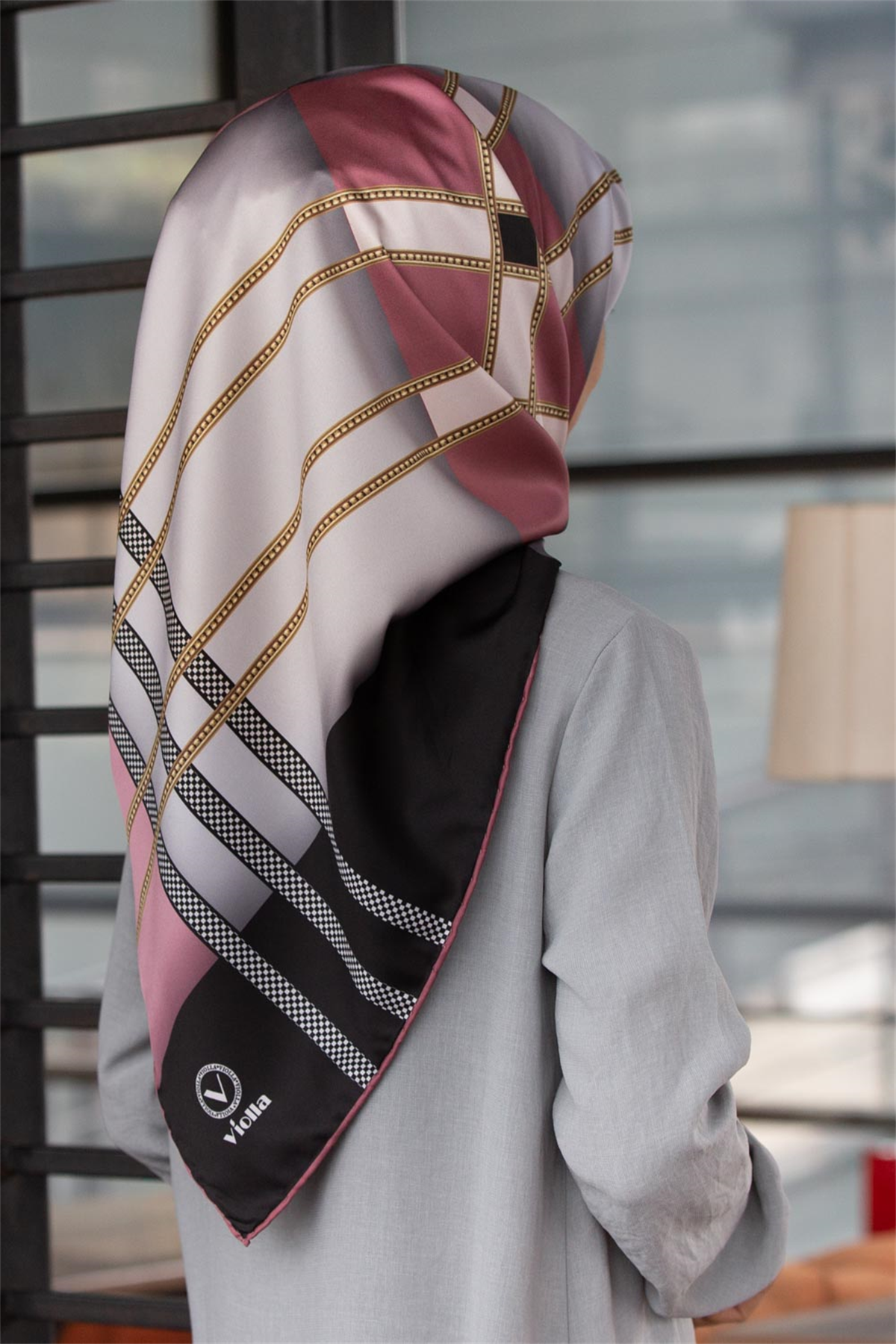 Twill Geometrik Desenli Gri - Pudra Renkli 90x90 Eşarp (İpek İçermez) Kenar Dikiş Şekli El Dikişli