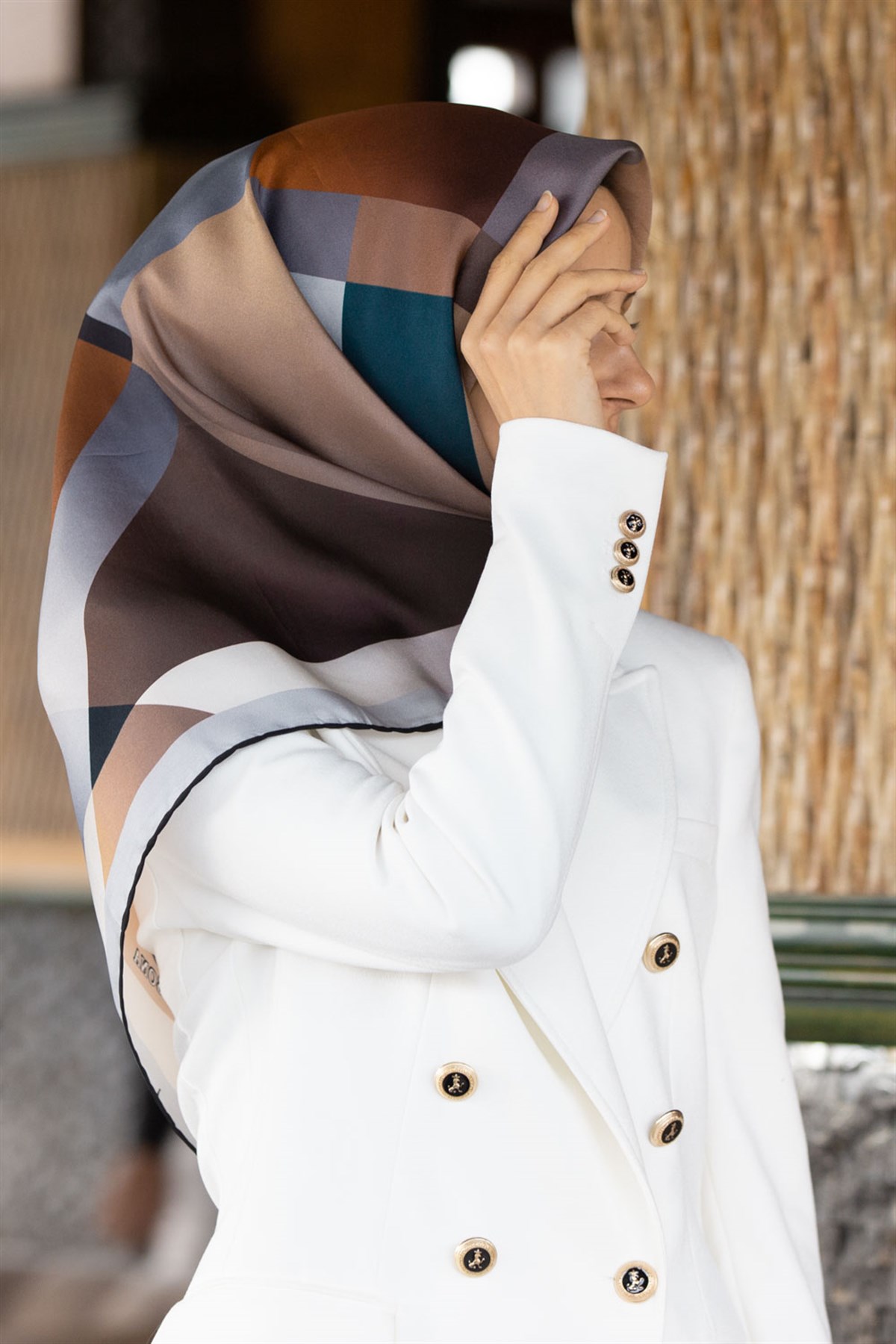 %100 Twill İpek Geometrik Desenli Petrol Mavisi - Gri Renkli 90x90 Eşarp Dikim Şekli : El Dikişi