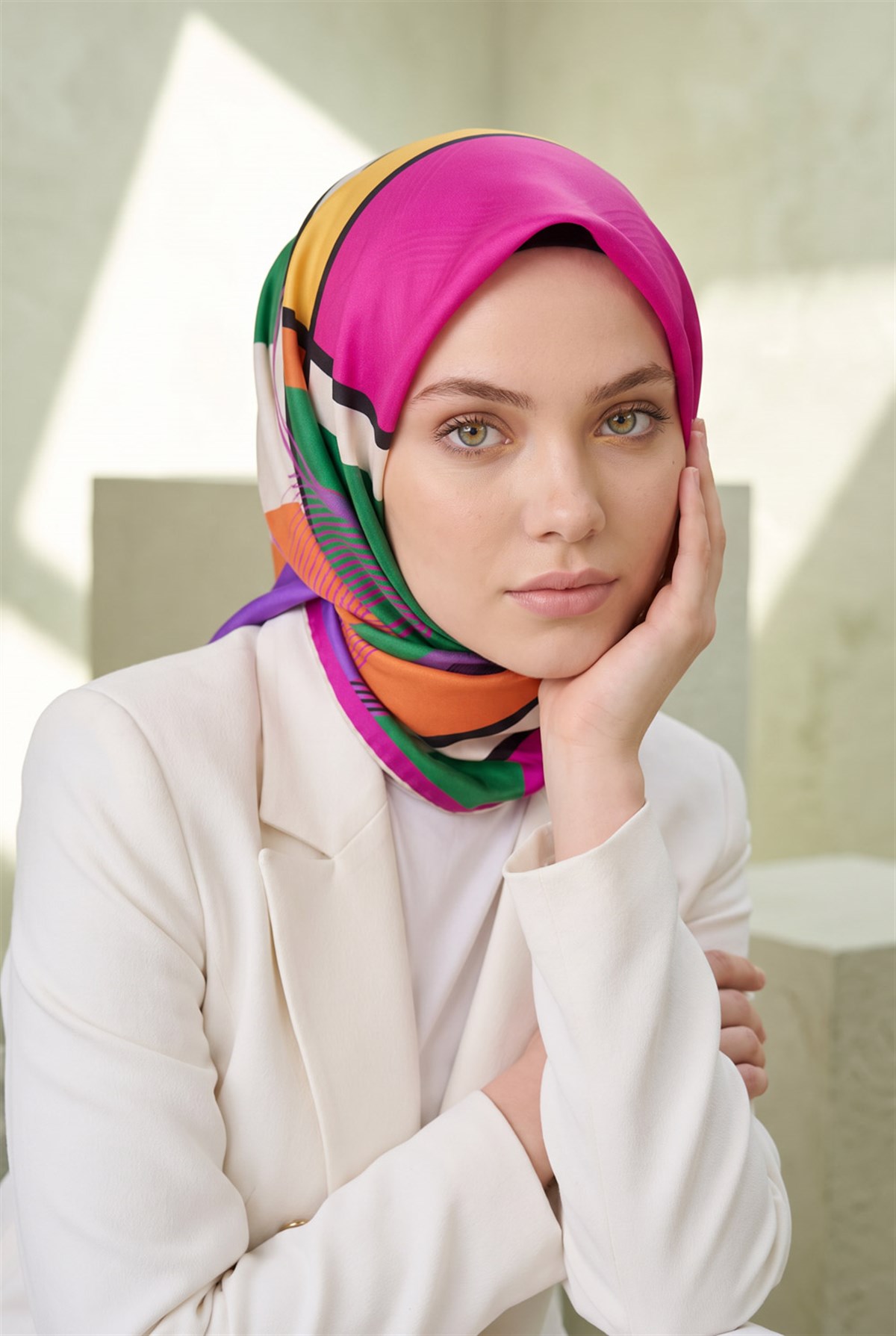 %100 Twill İpek Geometrik Desenli Fuşya - Mor Renkli 90x90 Eşarp Dikim Şekli : El Dikişi