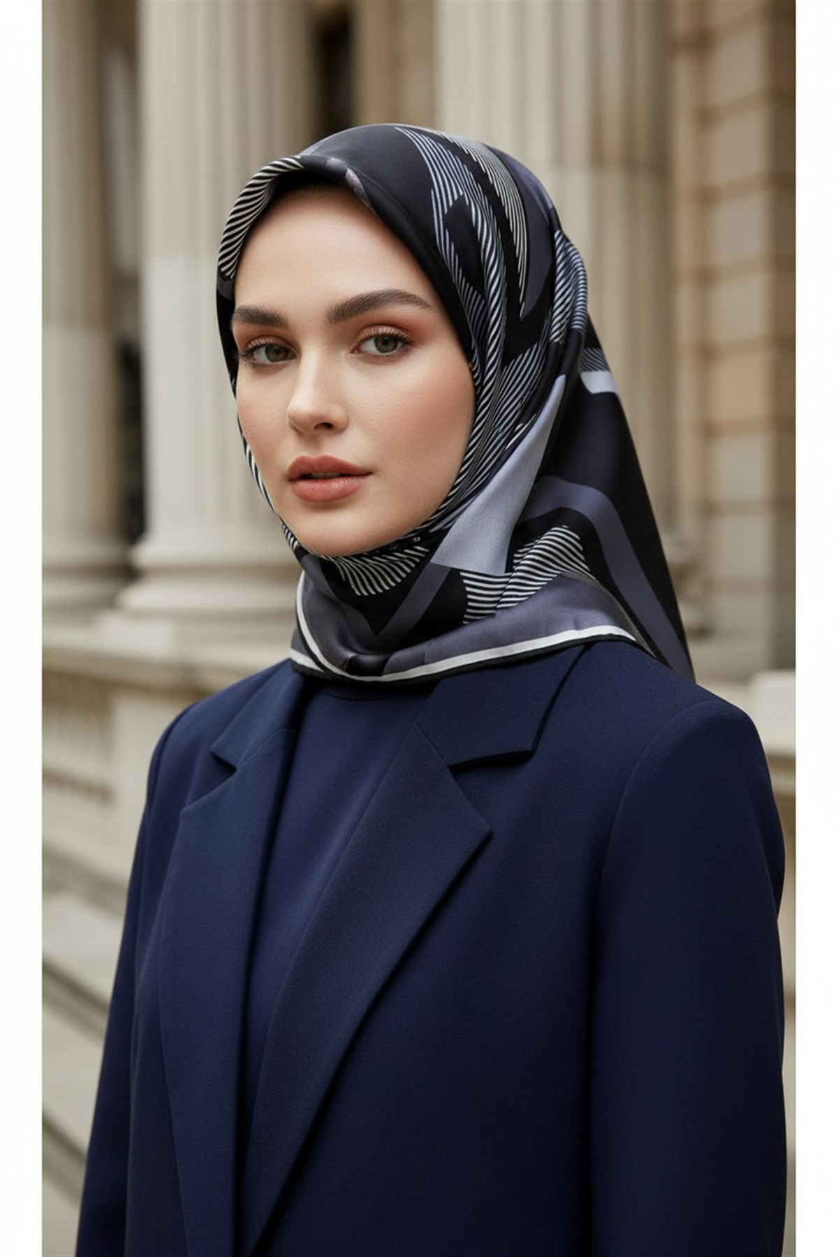 %100 Twill İpek Geometrik Desenli Siyah - Gri Renkli 90x90 Eşarp Dikim Şekli : El Dikişi