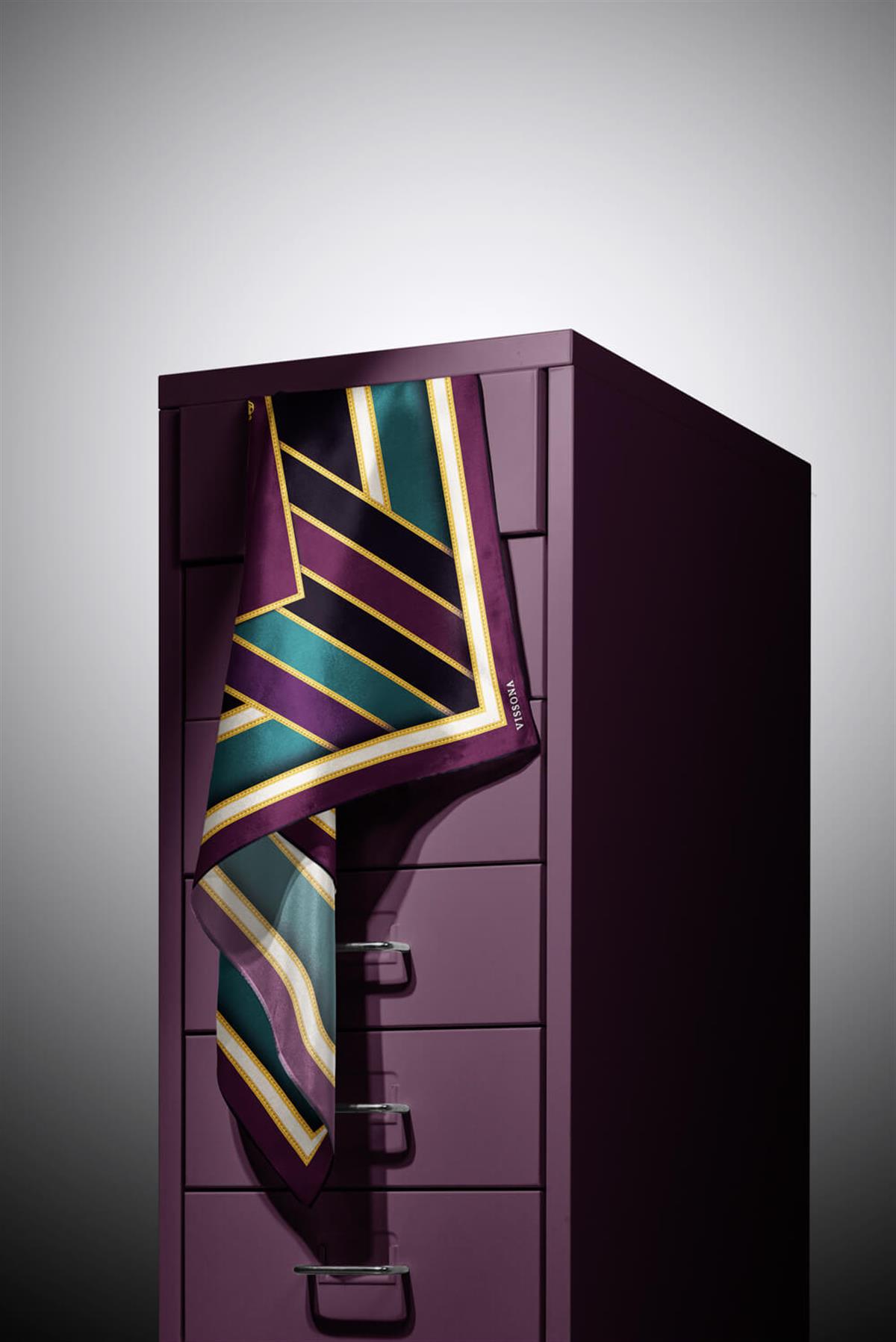 %100 Twill İpek Baroklu Ve Geometrik Desenli Mürdüm - Petrol Yeşili Renkli 90x90 Eşarp Dikim Şekli : El Dikişi