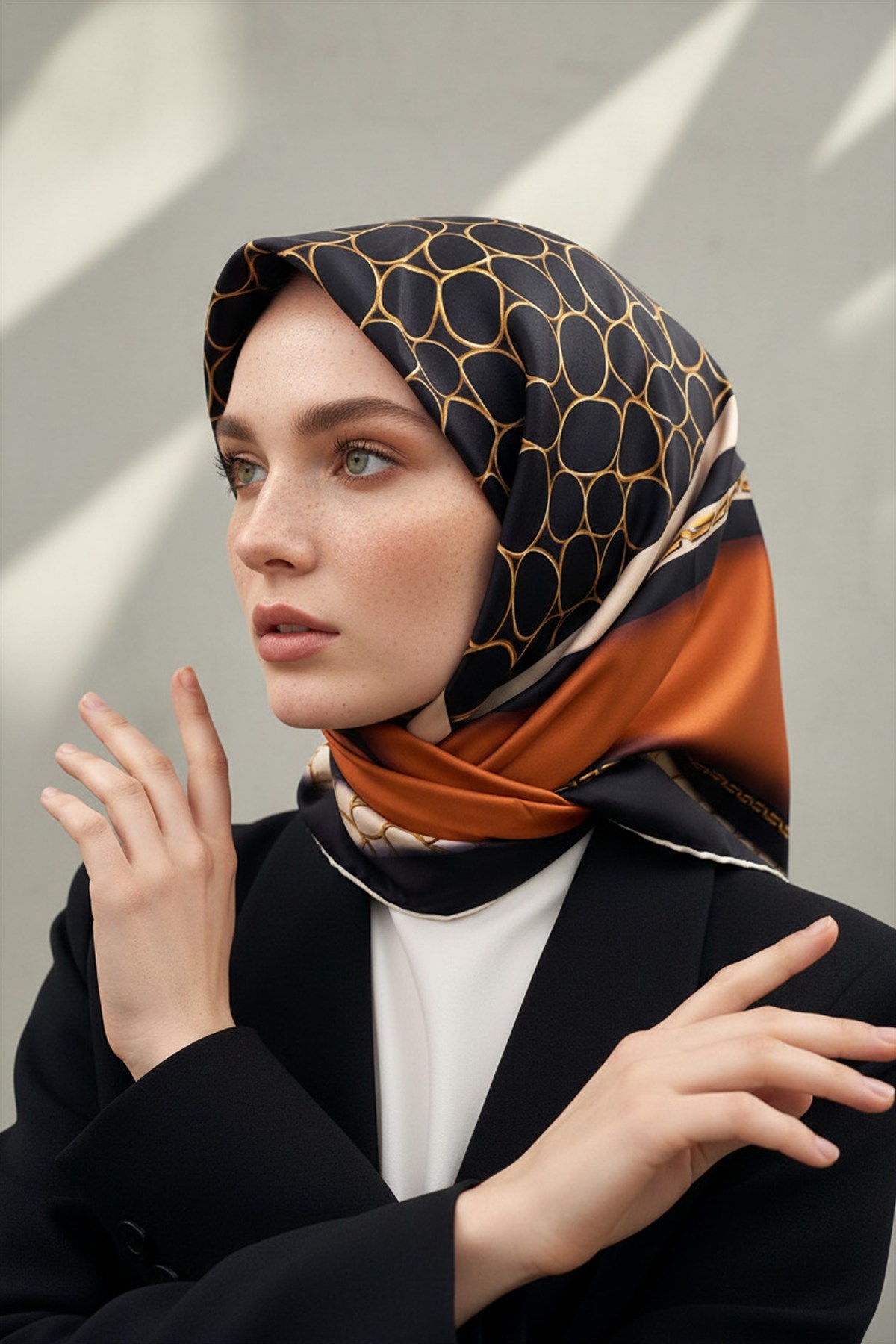 %100 Twill İpek Gold Halka Desenli Taba - Siyah Renkli 90x90 Eşarp Dikim Şekli : El Dikişi