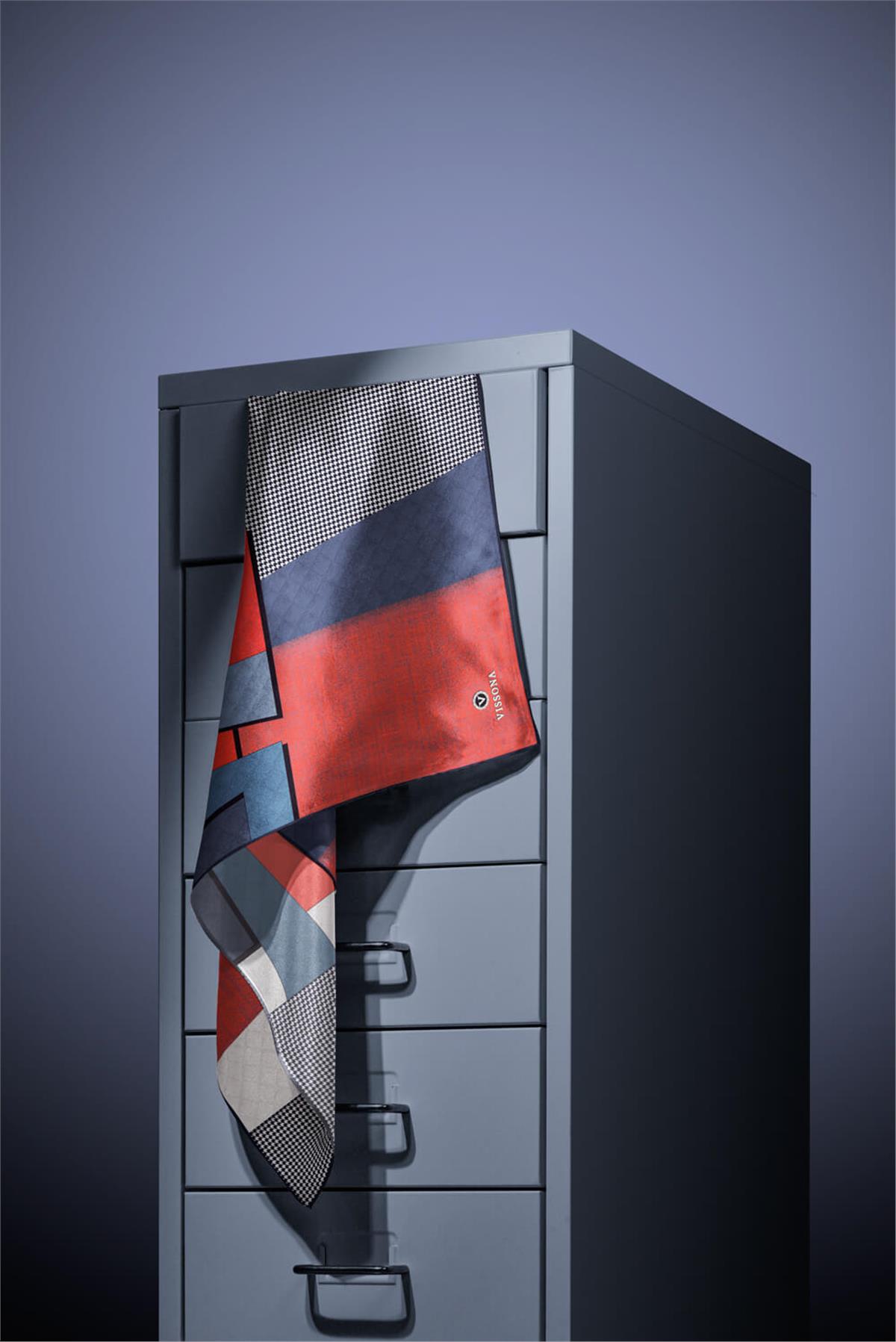 %100 Twill İpek Kazayaklı Ve Geometrik Desenli Kırmızı - İndigo Renkli 90x90 Eşarp Dikim Şekli : El Dikişi