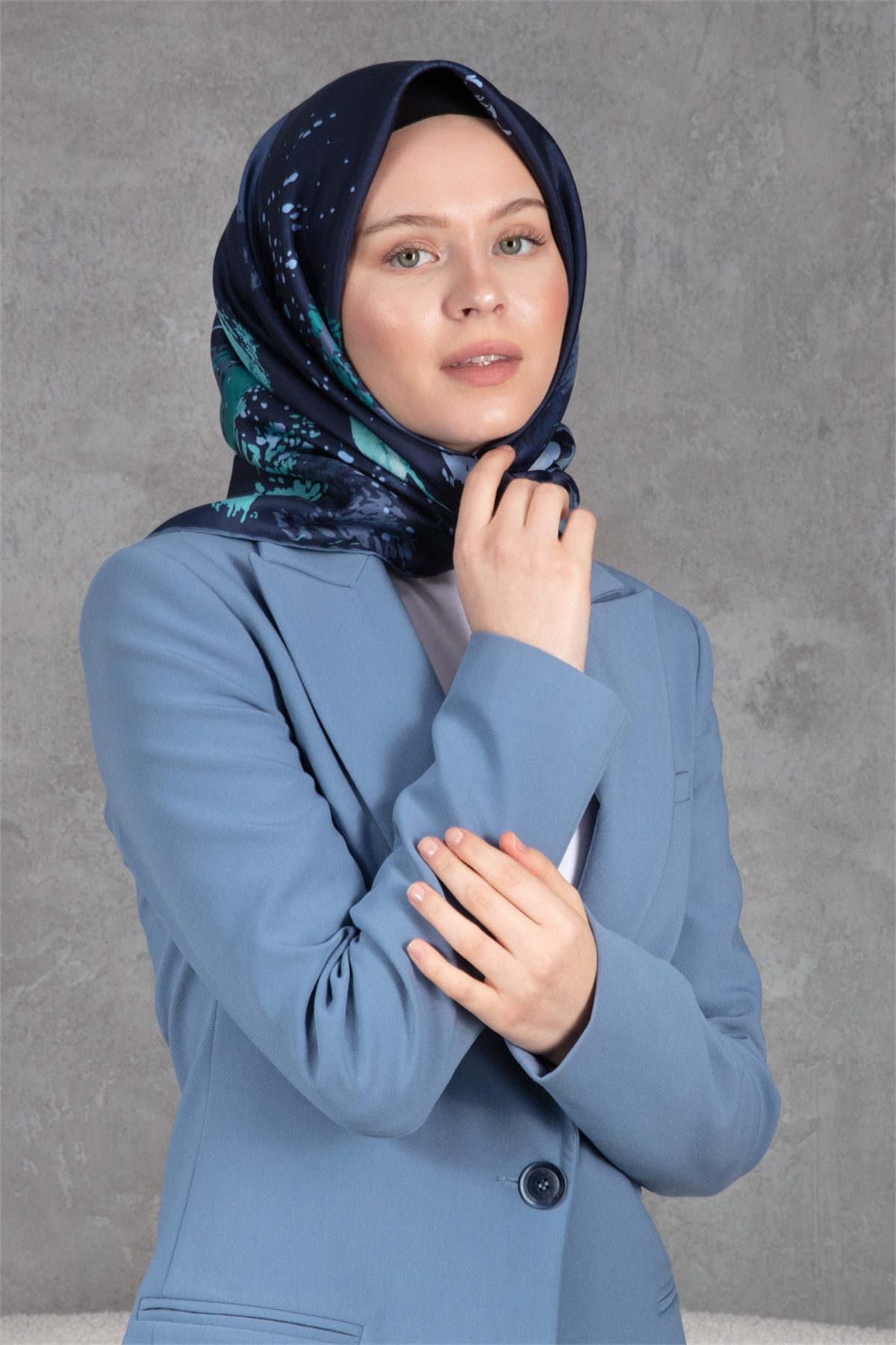 %100 Twill İpek Suluboya Çiçek Desenli Lacivert - İndigo Renkli 90x90 Eşarp Dikim Şekli : El Dikişi