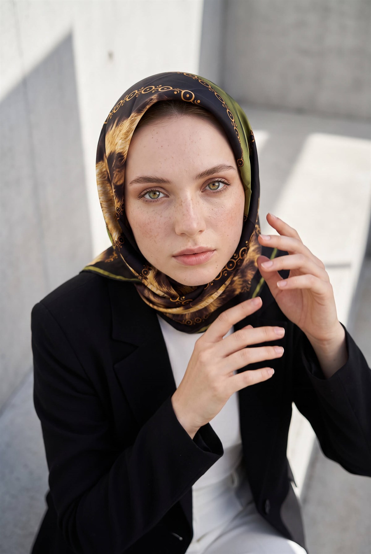 %100 Twill İpek Leopar Desenli Haki - Siyah Renkli 90x90 Eşarp Dikim Şekli : El Dikişi