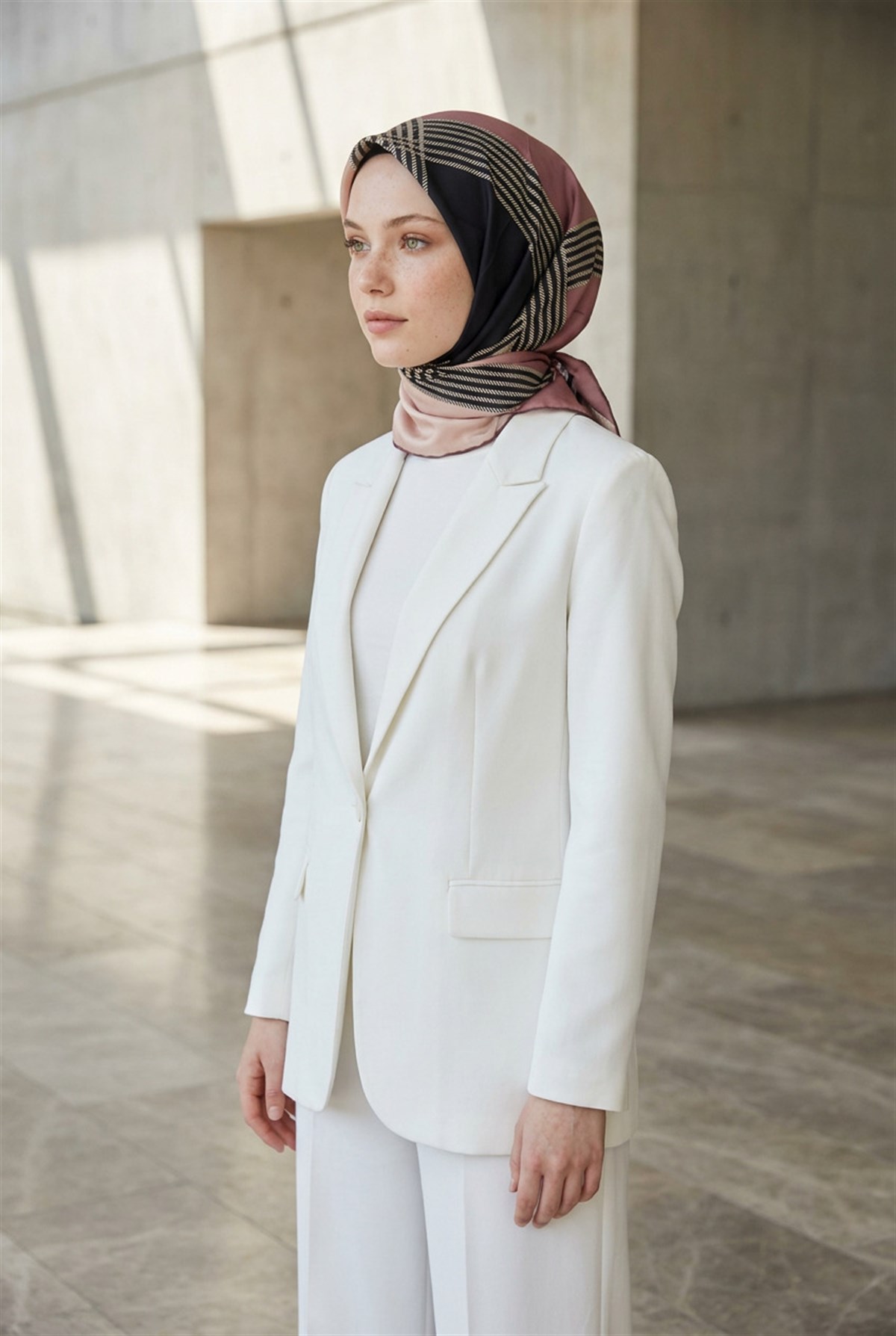 %100 Twill İpek Geometrik Desenli Pudra Renkli 90x90 Eşarp Dikim Şekli : El Dikişi