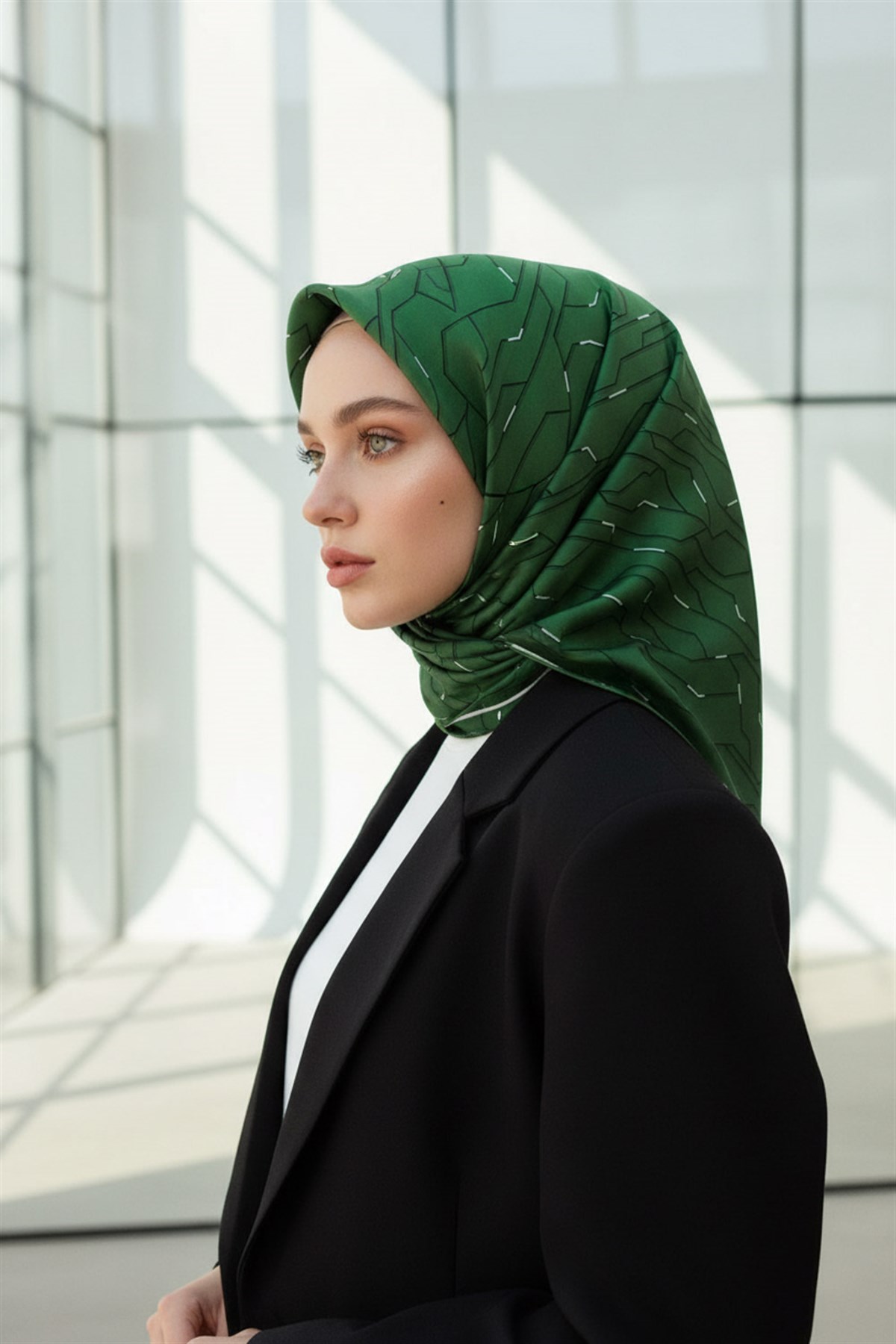 %100 Twill İpek Geometrik Desenli Zümrüt Yeşili Renkli 90x90 Eşarp Dikim Şekli : El Dikişi