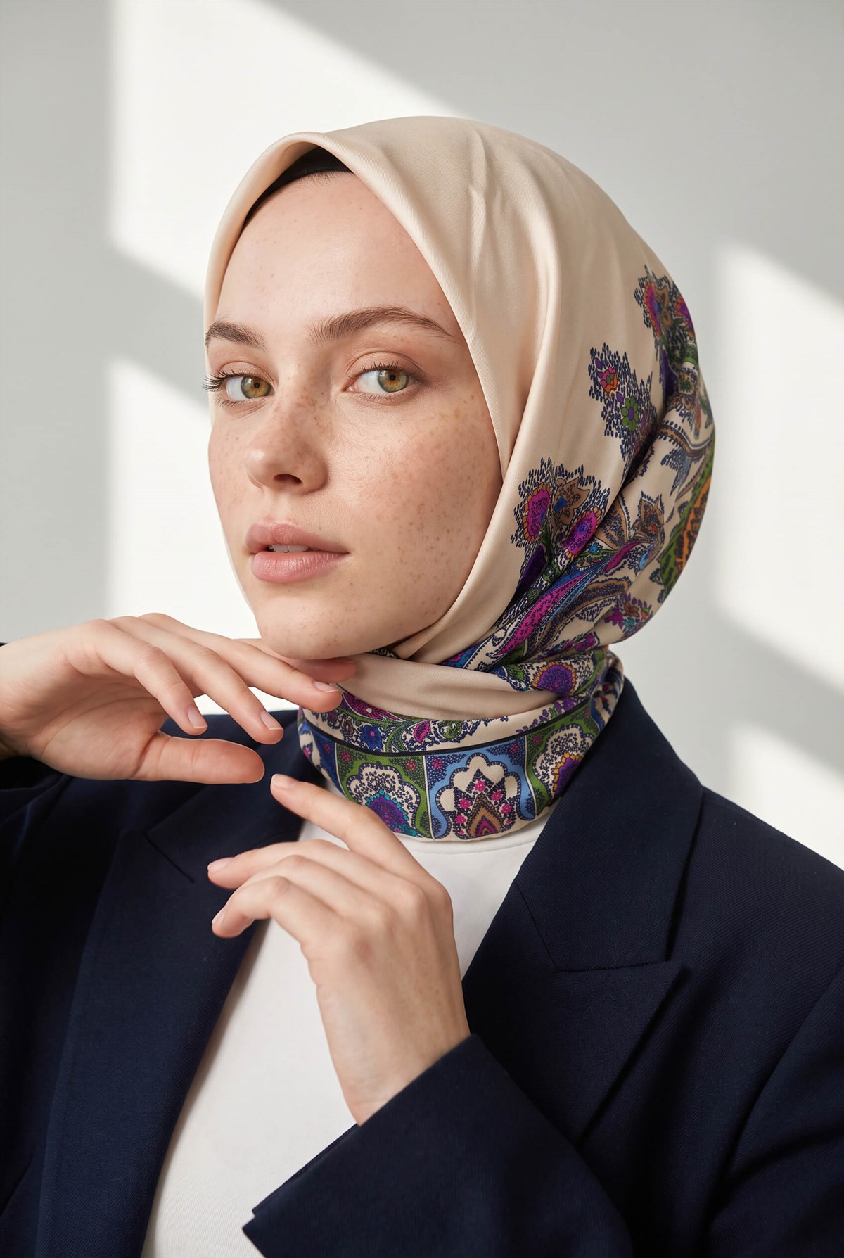 100% Twill İpek Etnik Desenli Krem Renkli 90x90 Dikim Şekli : El Dikişi Eşarp