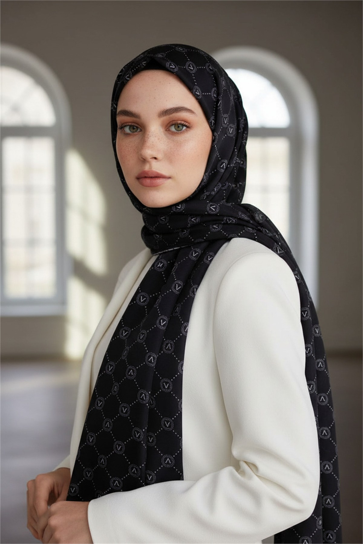 %100 Saf İpek Şal İnce Saten Vual Dokuma V Logo Desenli Siyah - Krem Renkli 90x210 Şal