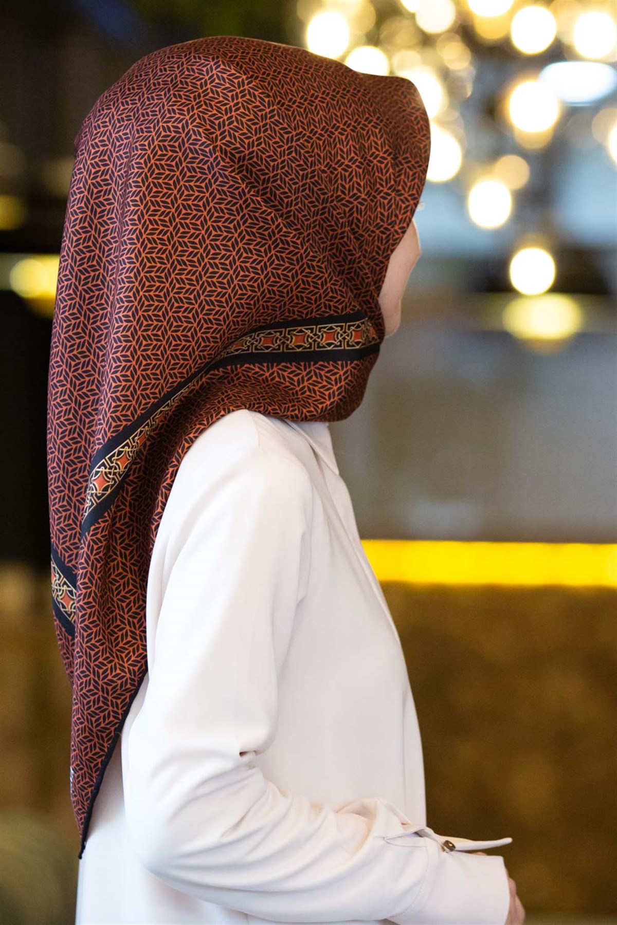 % 57 İPEK % 43 VİSKON Twill İpek Geometrik Desenli Taba - Siyah Renkli 90x90 Eşarp Dikim Şekli : El Dikişi