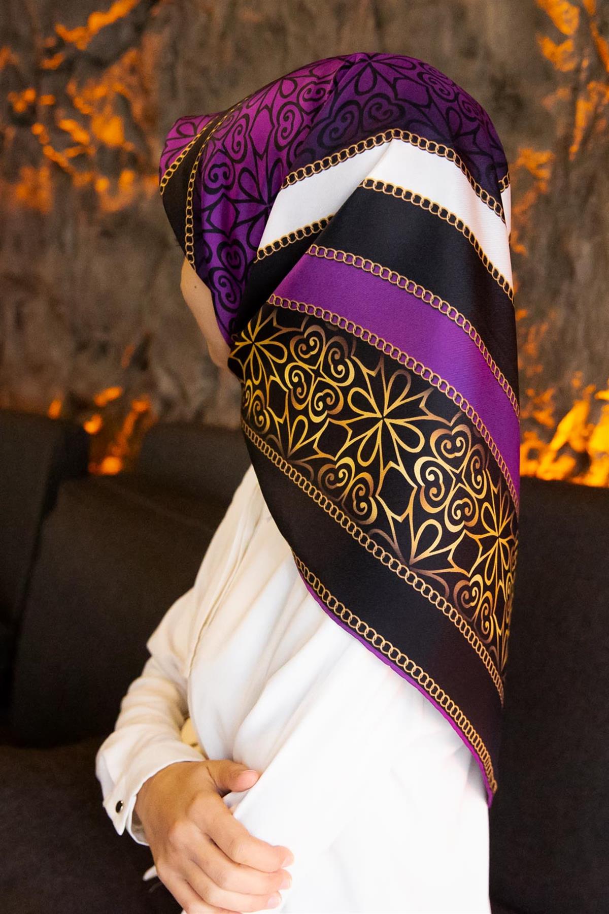 %100 Twill İpek Zincirli Ve Etnik Desenli Mürdüm - Siyah Renkli 90x90 Eşarp Dikim Şekli : El Dikişi