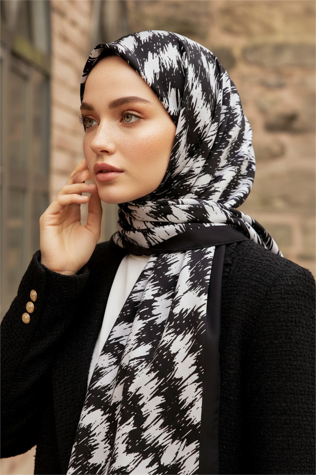 KREP GEOMETRİK DESENLİ SİYAH - BEYAZ RENKLİ 75X195 KIRIŞMAZ ŞAL