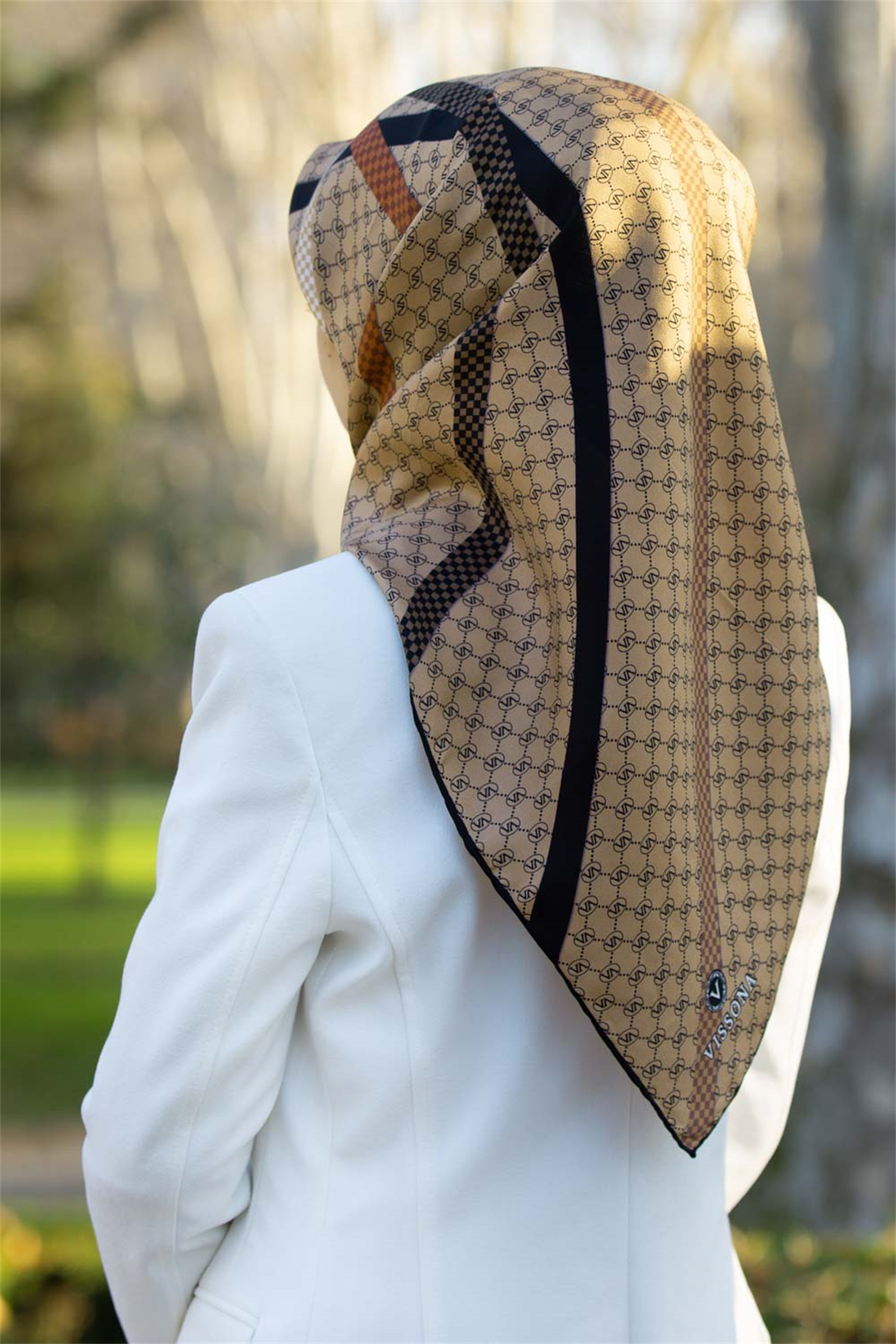 %57 İPEK %43 VİSKON Twill İpek Monogram Ve Şerit Desenli Bej - Siyah Renkli 90x90 Eşarp Dikim Şekli : El Dikişi