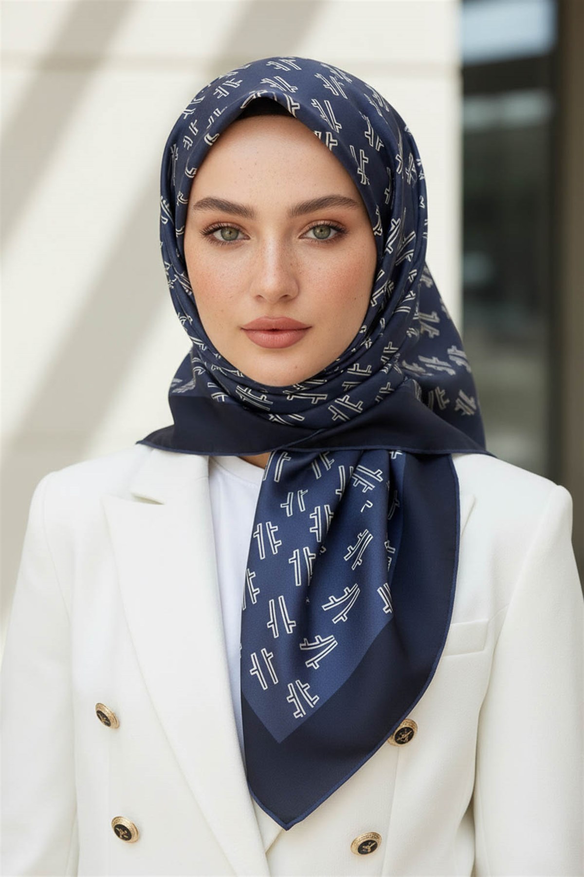 %100 Twill İpek Geometrik Desenli İndigo - Lacivert Renkli 90x90 Eşarp Dikim Şekli : El Dikişi