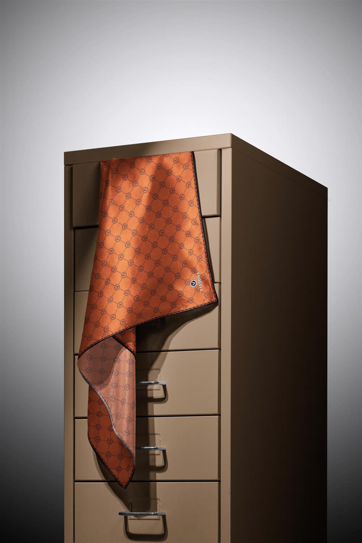 %100 Twill İpek Monogram Desenli Taba - Siyah Renkli 90x90 Eşarp Dikim Şekli : El Dikişi