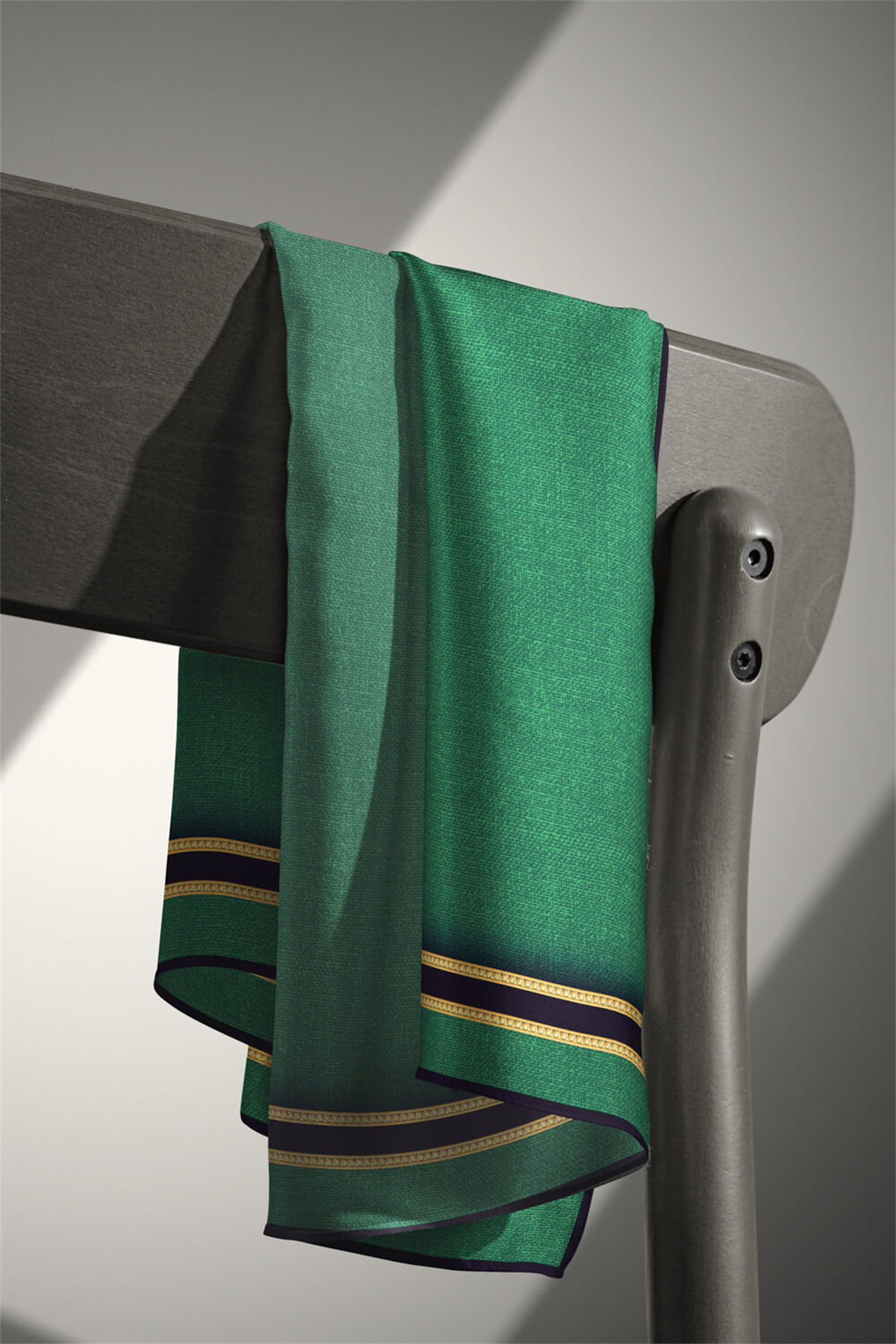 % 57 İPEK % 43 VİSKON Twill İpek Dokulu Şerit Desenli Siyah - Zümrüt Yeşili Renkli 90x90 Eşarp Dikim Şekli : El Dikişi