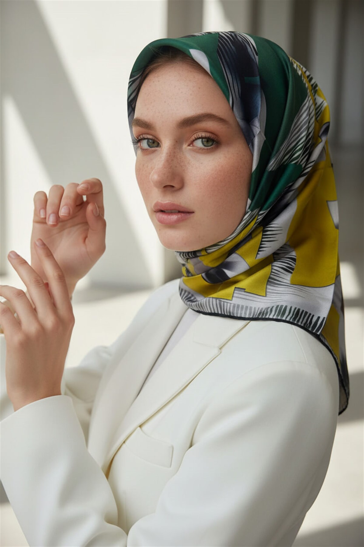%100 Twill İpek Geometrik Desenli Sarı - Benetton Yeşili Renkli 90x90 Eşarp Dikim Şekli : El Dikişi