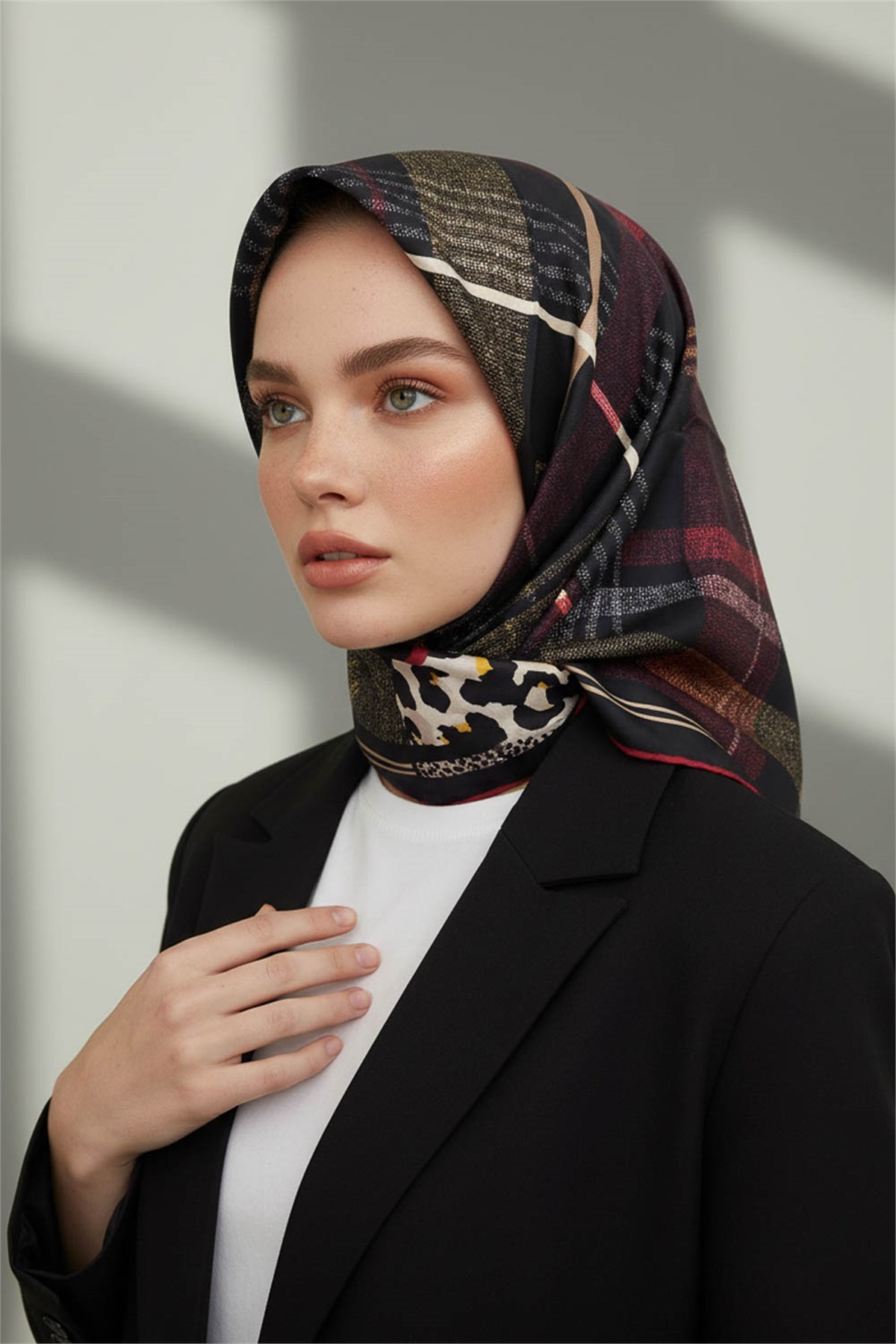 %100 Twill İpek Ekoseli Ve Leopar Desenli Siyah - Bordo Renkli 90x90 Eşarp Dikim Şekli : El Dikişi