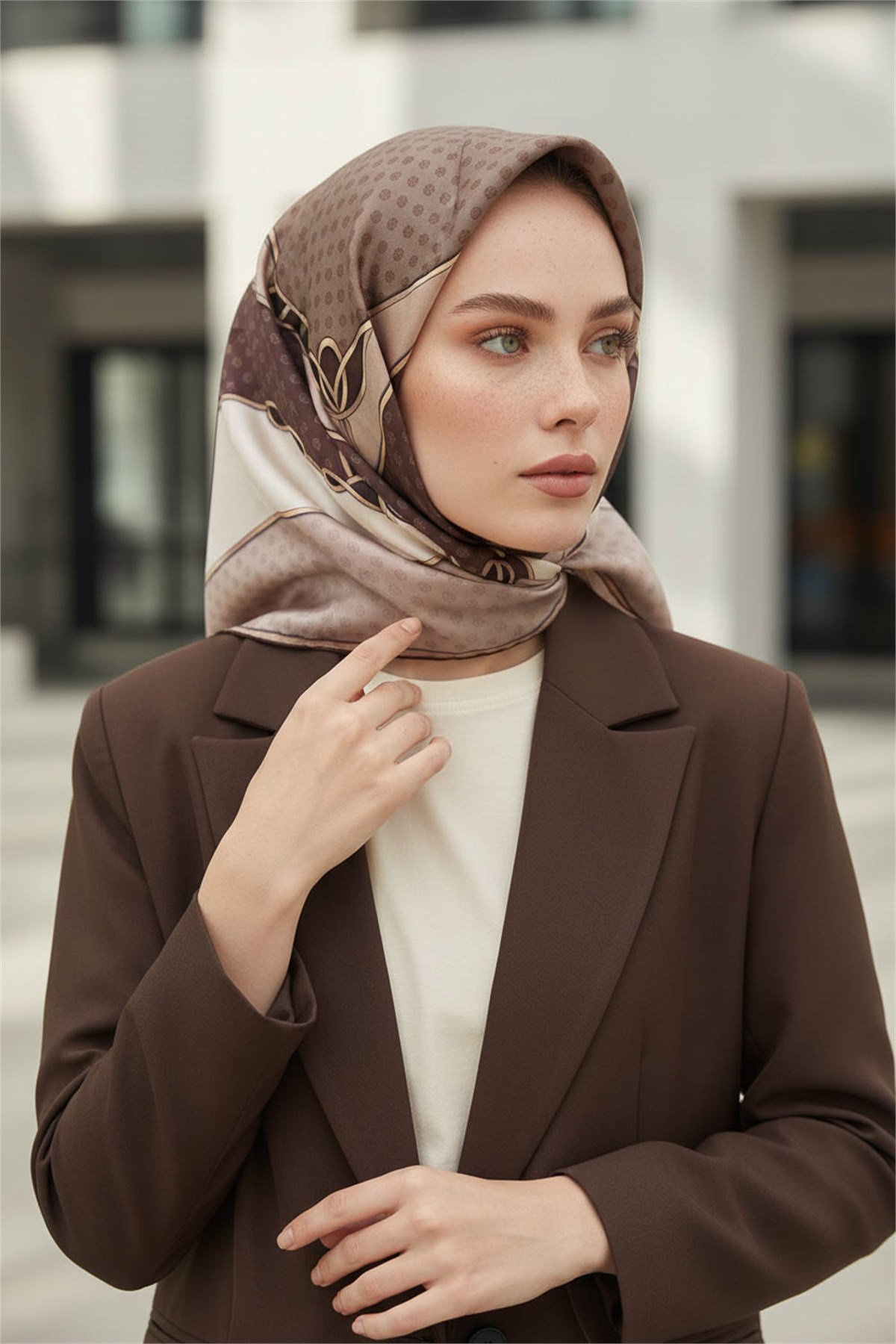 %100 Twill İpek Puantiyeli ve Geometrik Desenli Bej - Kahverengi Renkli 90x90 Eşarp Dikim Şekli : El Dikişi