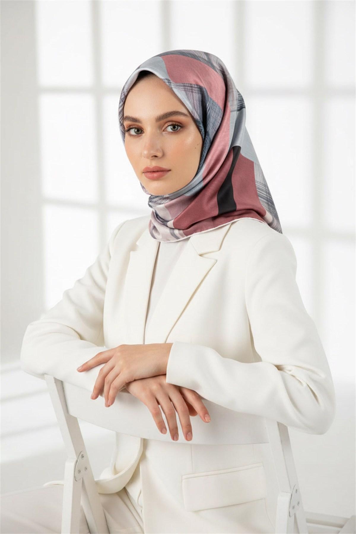 Twill Geometrik Desenli Pudra Renkli 90x90 Eşarp (İpek İçermez) Kenar Dikiş Şekli El Dikişli