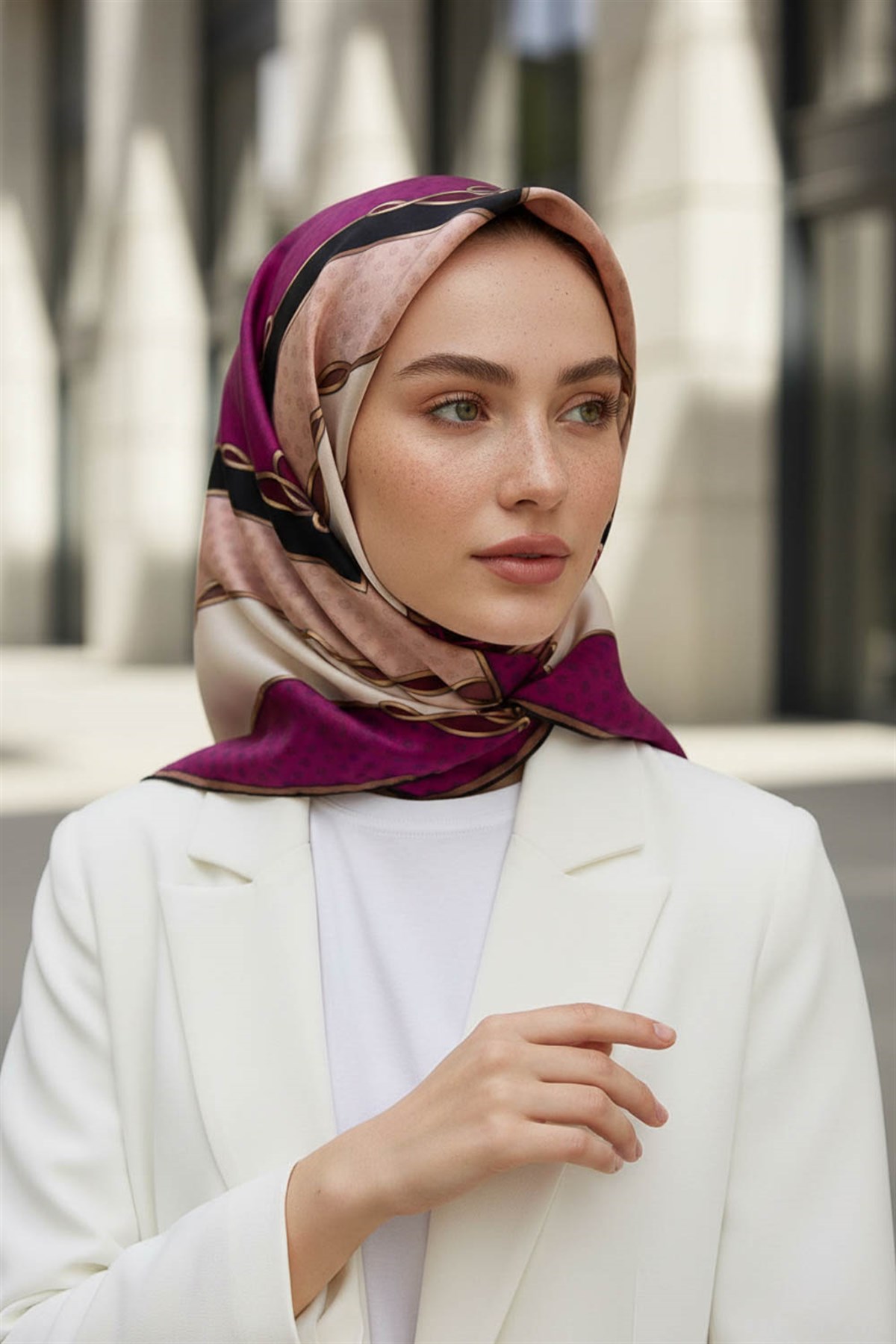 % 57 İPEK % 43 VİSKON Twill İpek Puantiyeli Ve Geometrik Desenli Mürdüm - Krem Renkli 90x90 Eşarp Dikim Şekli : El Dikişi