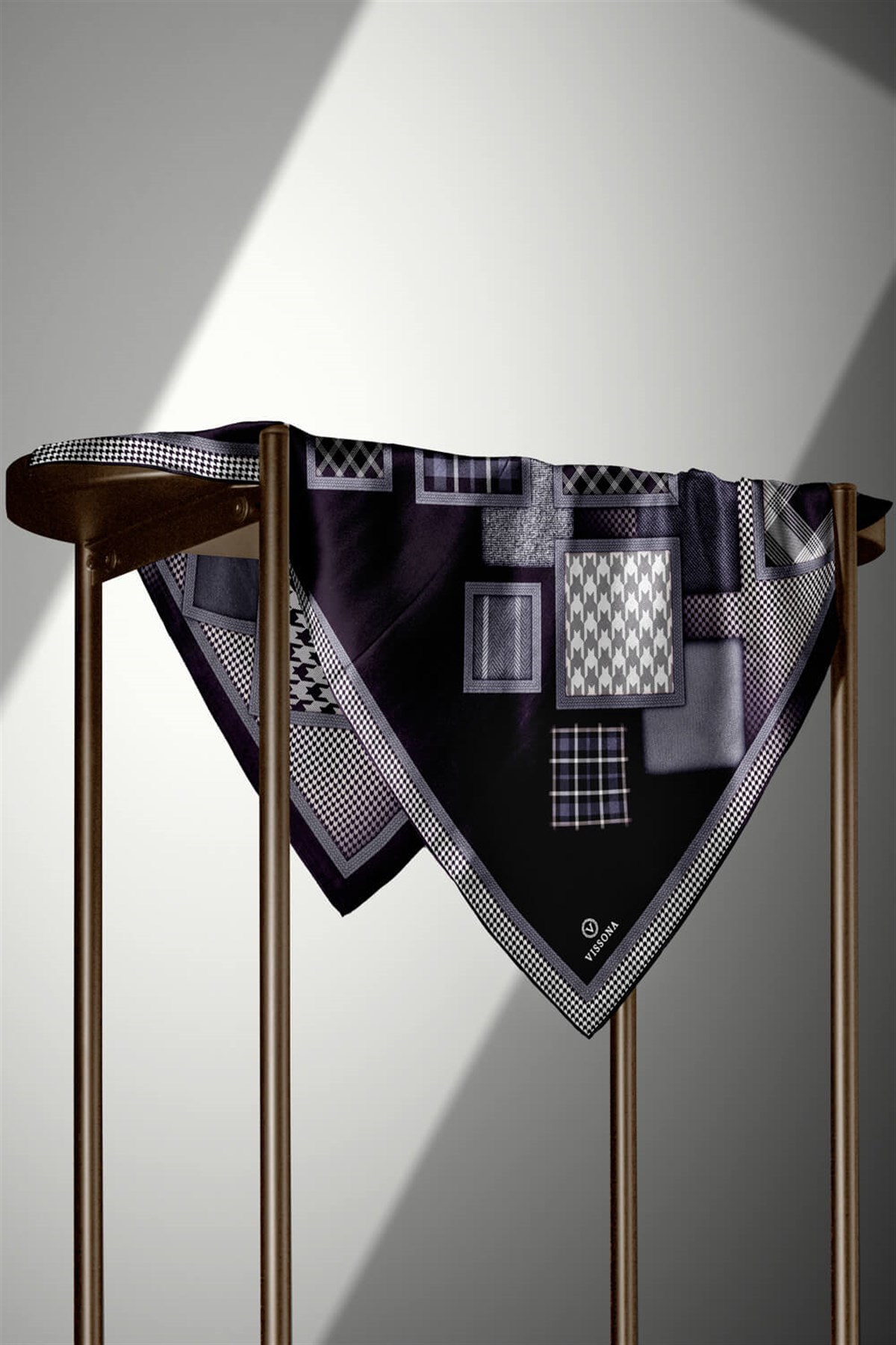 %100 Twill İpek Kazakayaklı Ve Ekose Desenli Siyah - Gri Renkli 90x90 Eşarp Dikim Şekli : El Dikişi