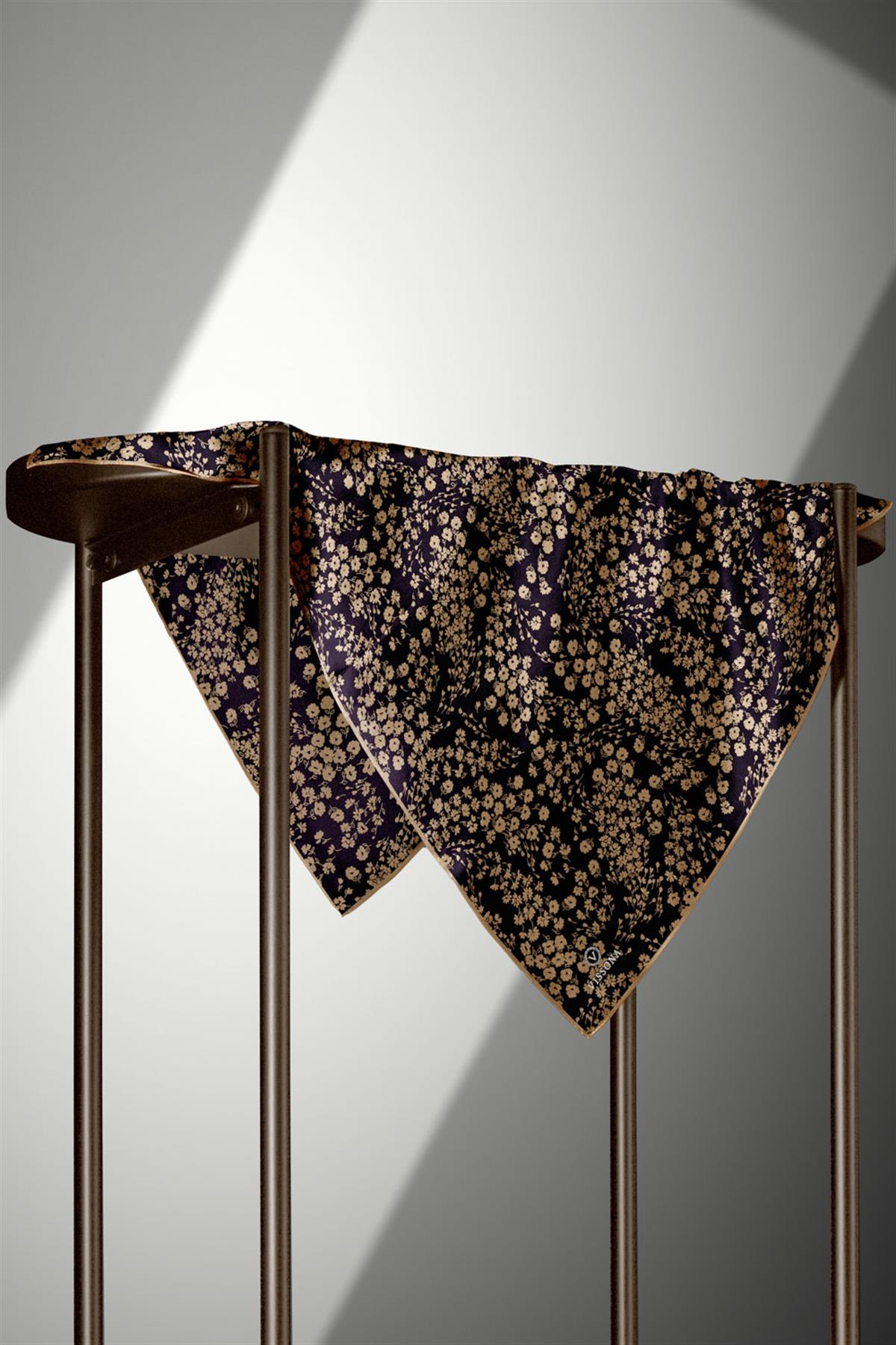 %100 Twill İpek Çıtır Çiçek Desenli Siyah - Gold Renkli 90x90 Eşarp Dikim Şekli : El Dikişi
