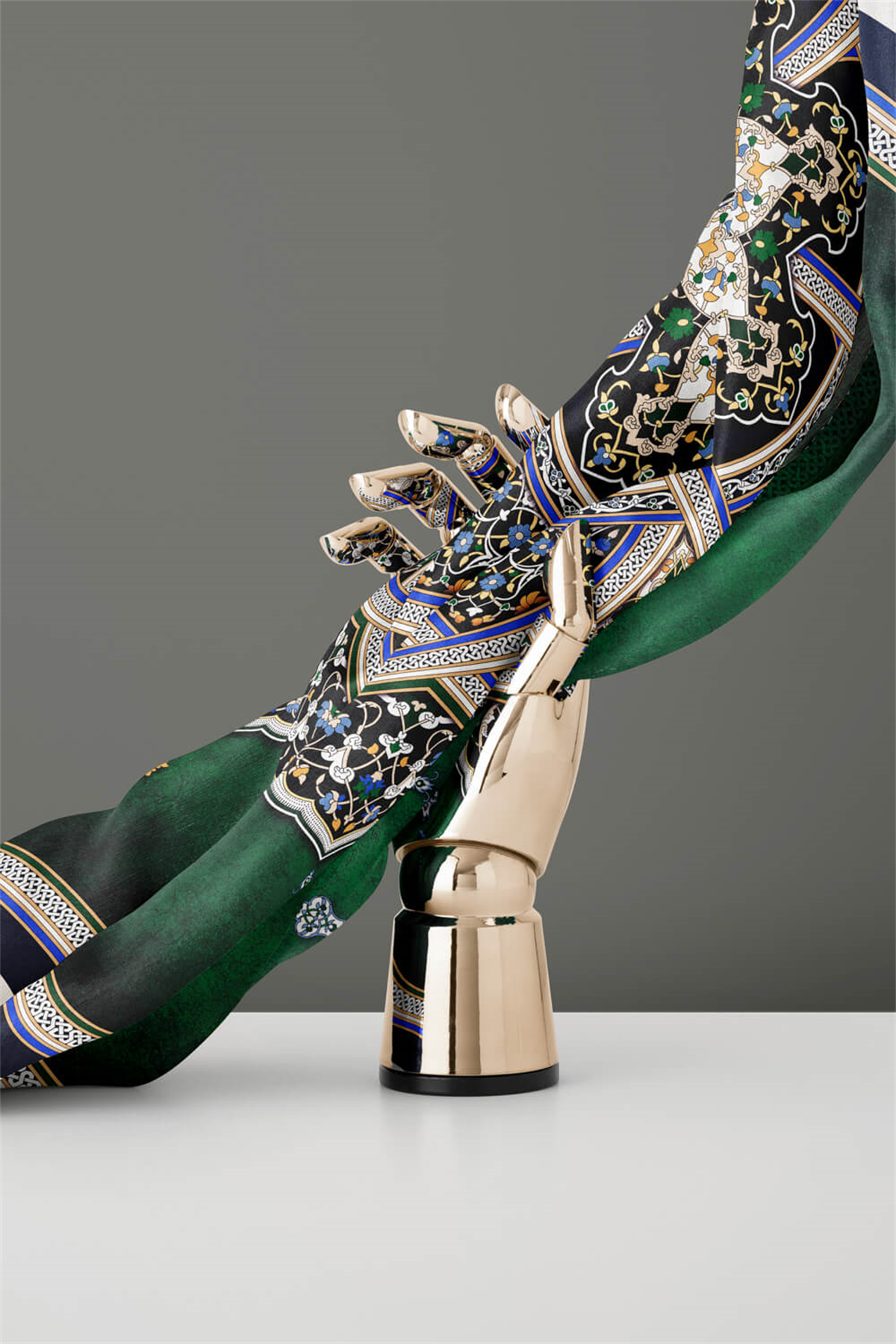 % 57 İPEK % 43 VİSKON Twill İpek Şal Desenli Zümrüt Yeşili - İndigo Renkli 90x90 Eşarp Dikim Şekli : El Dikişi