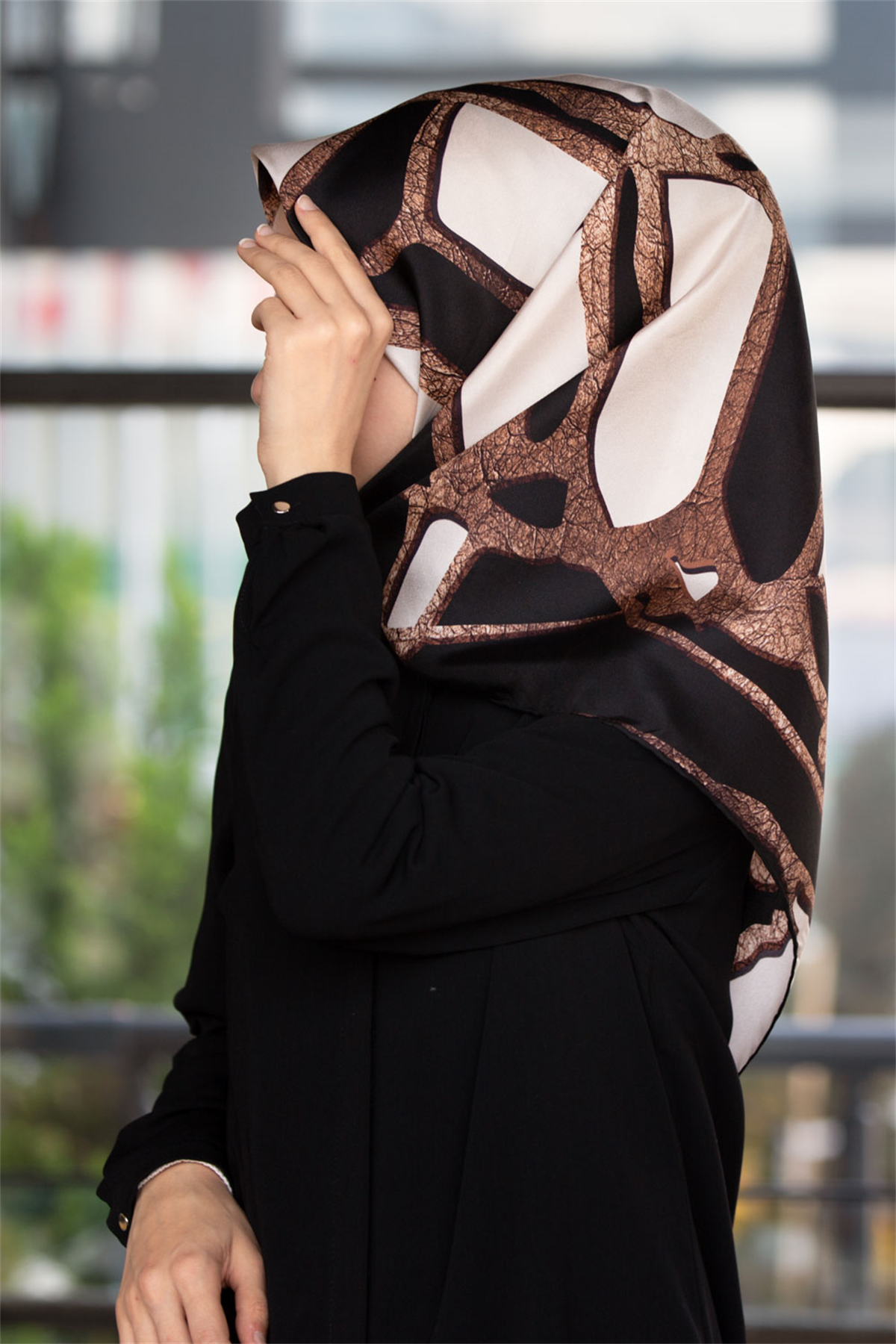 % 57 İPEK % 43 VİSKON Twill İpek Gold Efektli Geometrik Desenli Siyah - Krem Renkli 90x90 Eşarp Dikim Şekli : El Dikişi