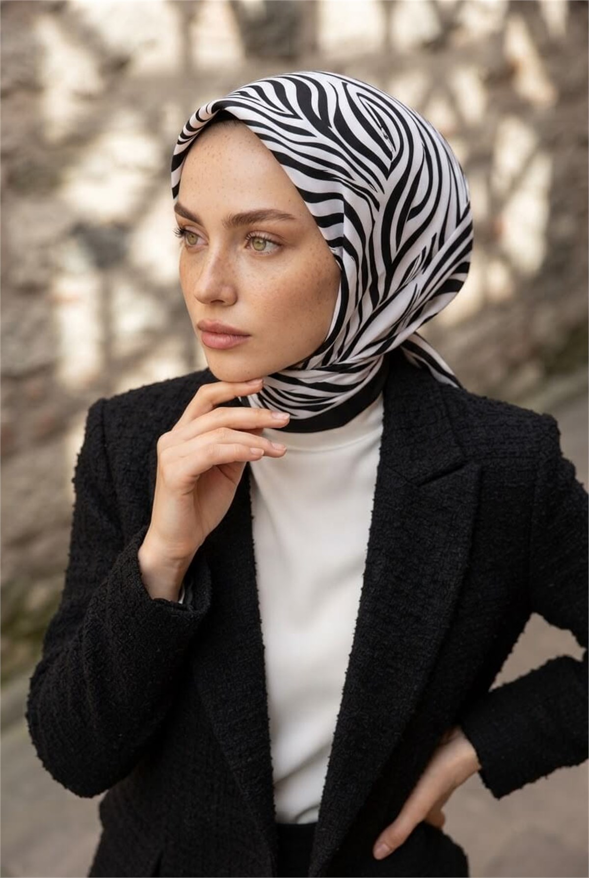KREP GEOMETRİK DESENLİ SİYAH - BEYAZ RENKLİ 75X195 KIRIŞMAZ ŞAL