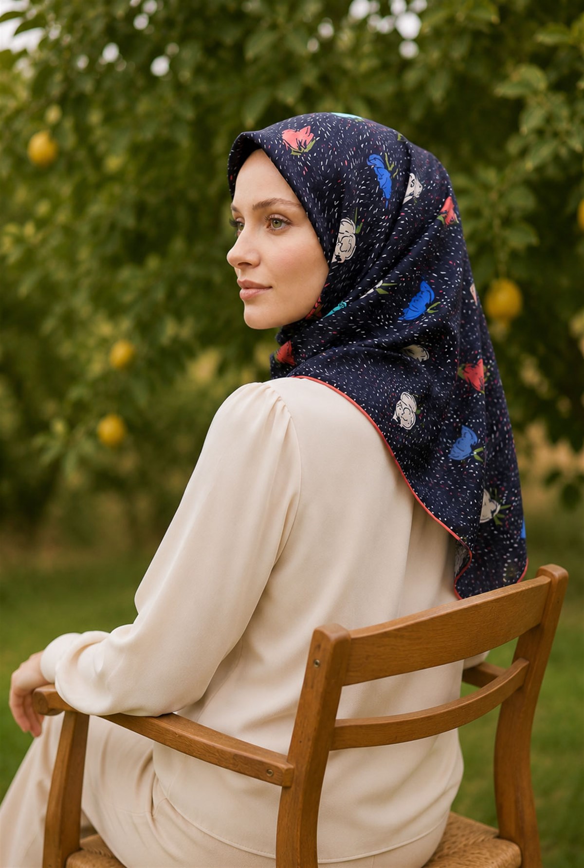 %100 Twill İpek Çıtır Çiçek Desenli Lacivert - Saks Renkli 90x90 Eşarp Dikim Şekli : El Dikişi