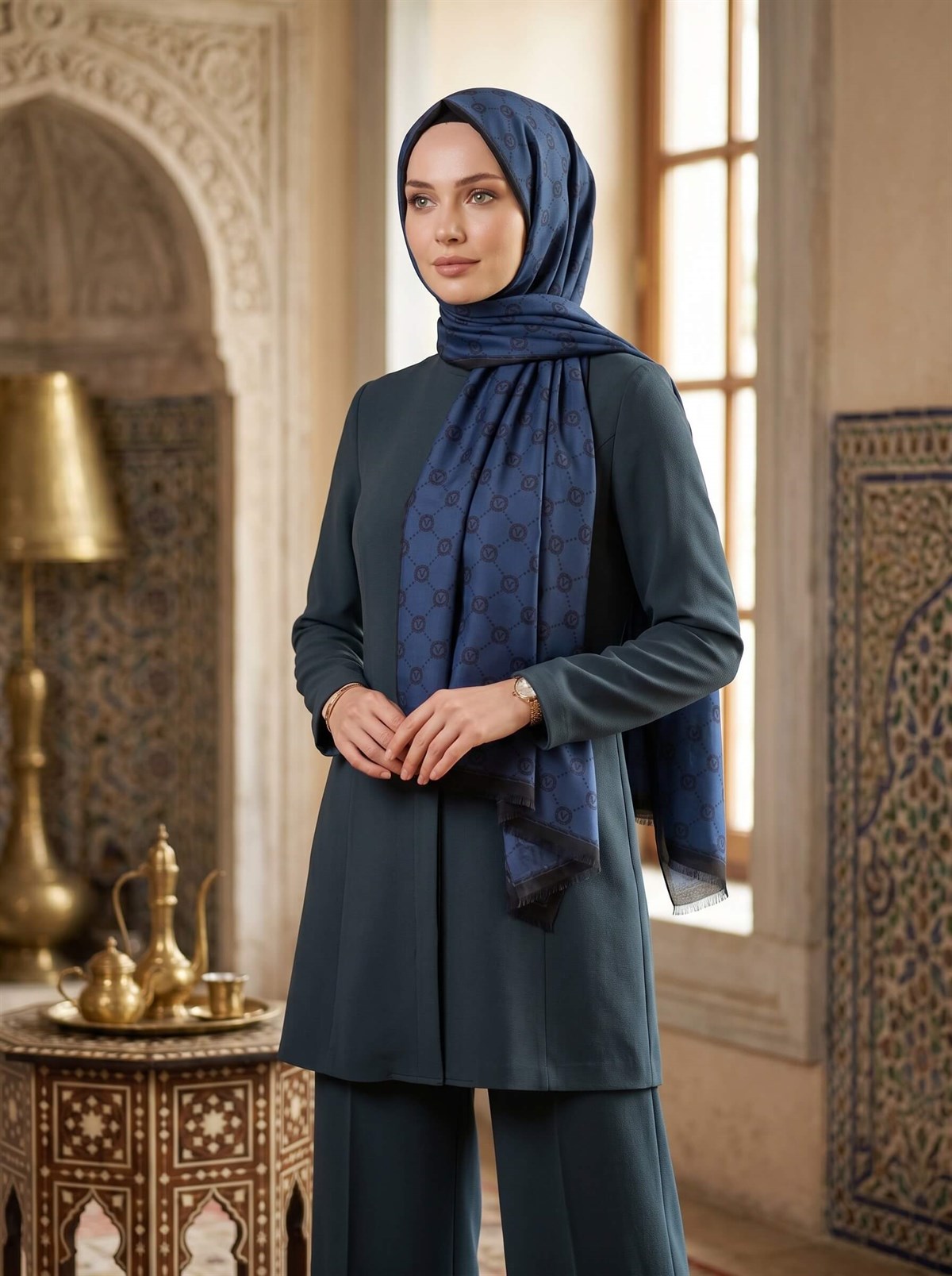 %100 Saf İpek Şal İnce Saten Vual Dokuma V Logo Desenli Lacivert - Siyah Renkli 90x210 Şal