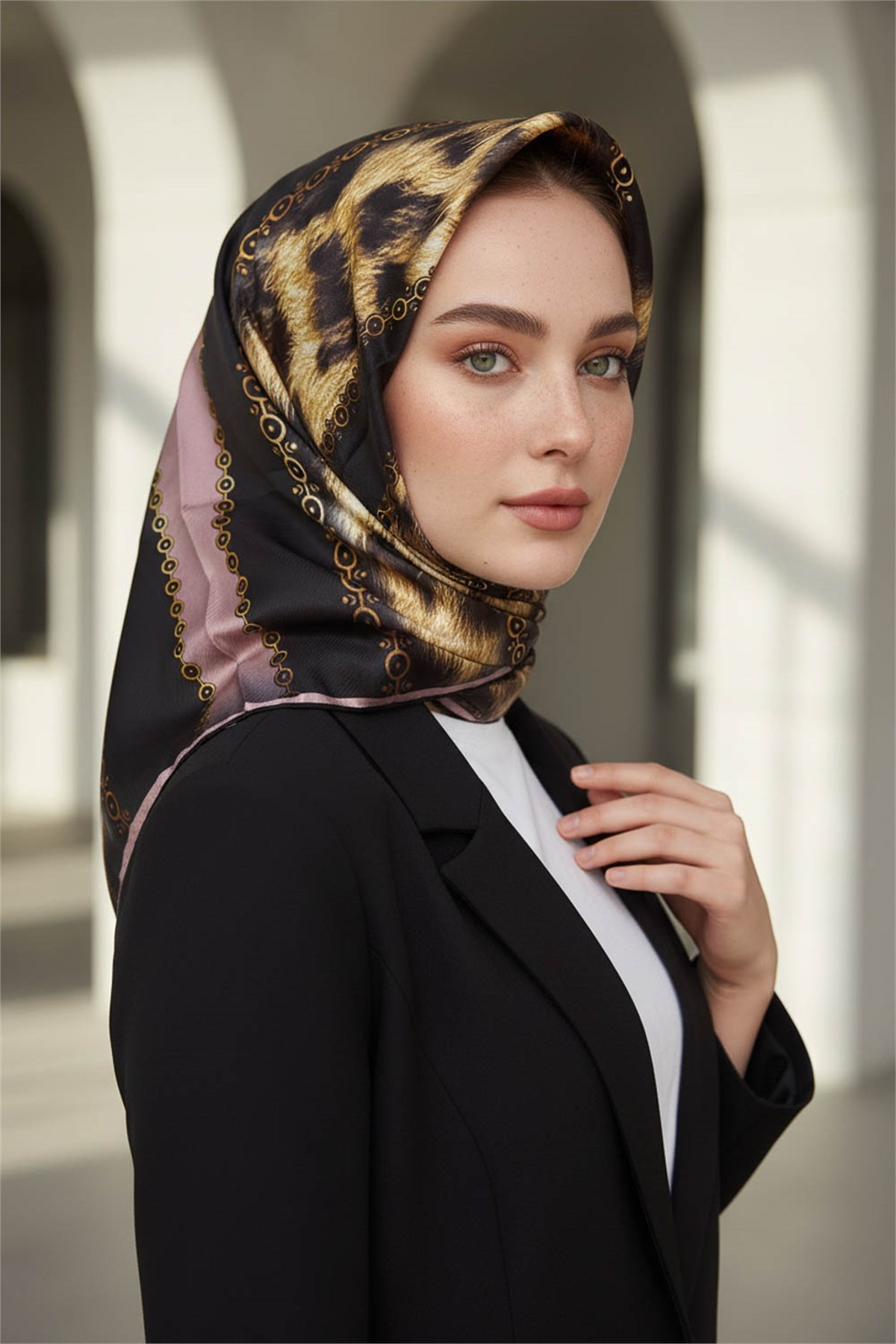 %100 Twill İpek Leopar Desenli Pudra - Siyah Renkli 90x90 Eşarp Dikim Şekli : El Dikişi