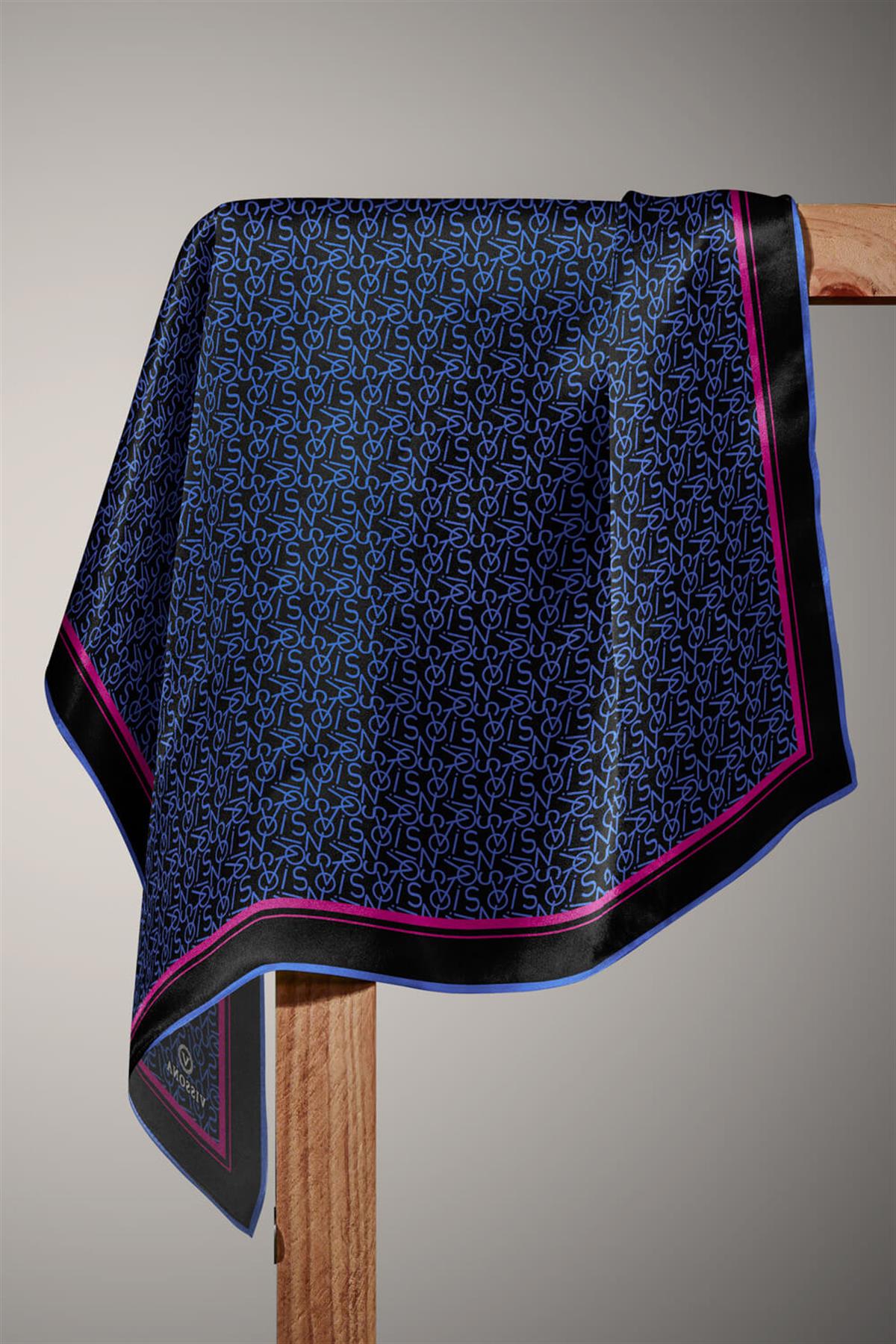 %100 Twill İpek Harf Desenli Siyah - Saks Renkli 90x90 Eşarp Dikim Şekli : El Dikişi