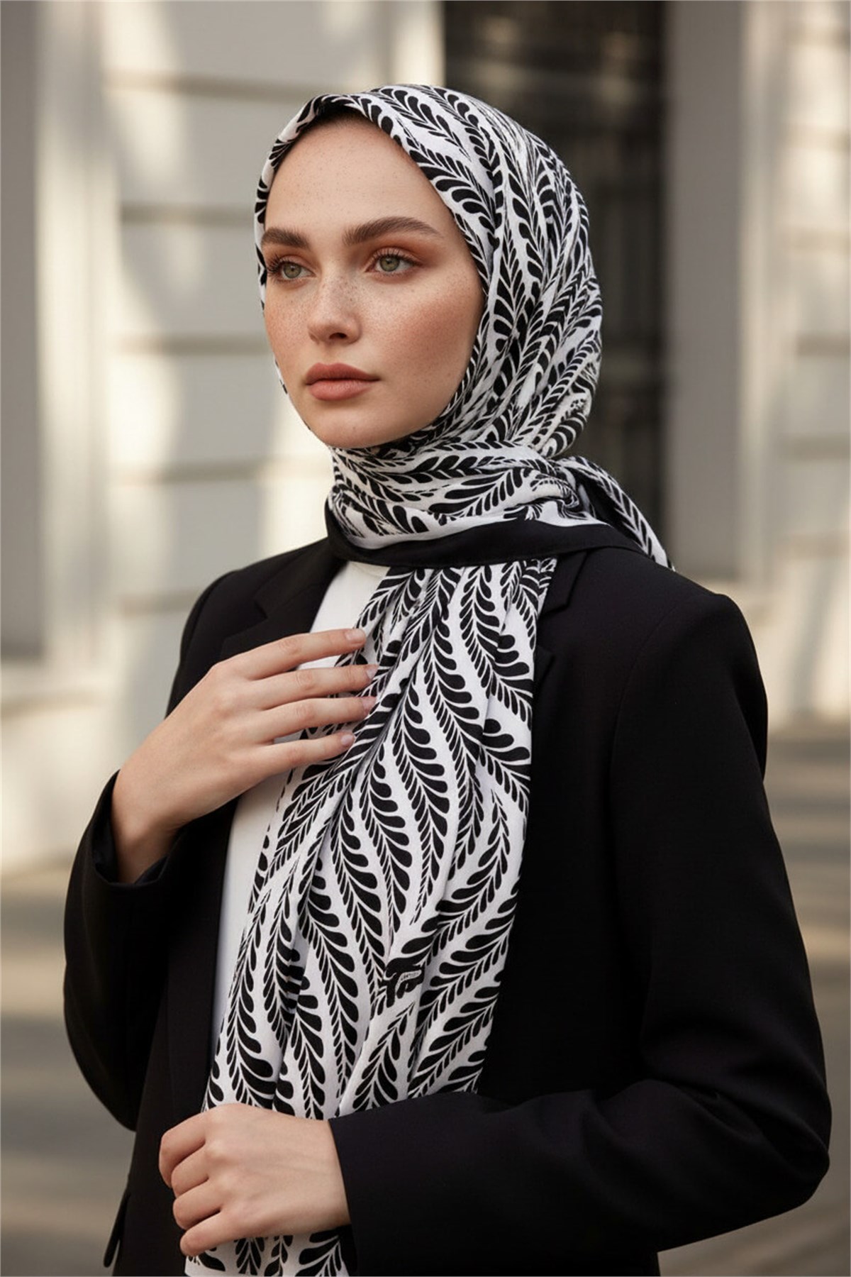 KREP GEOMETRİK DESENLİ SİYAH - BEYAZ RENKLİ 75X195 KIRIŞMAZ ŞAL